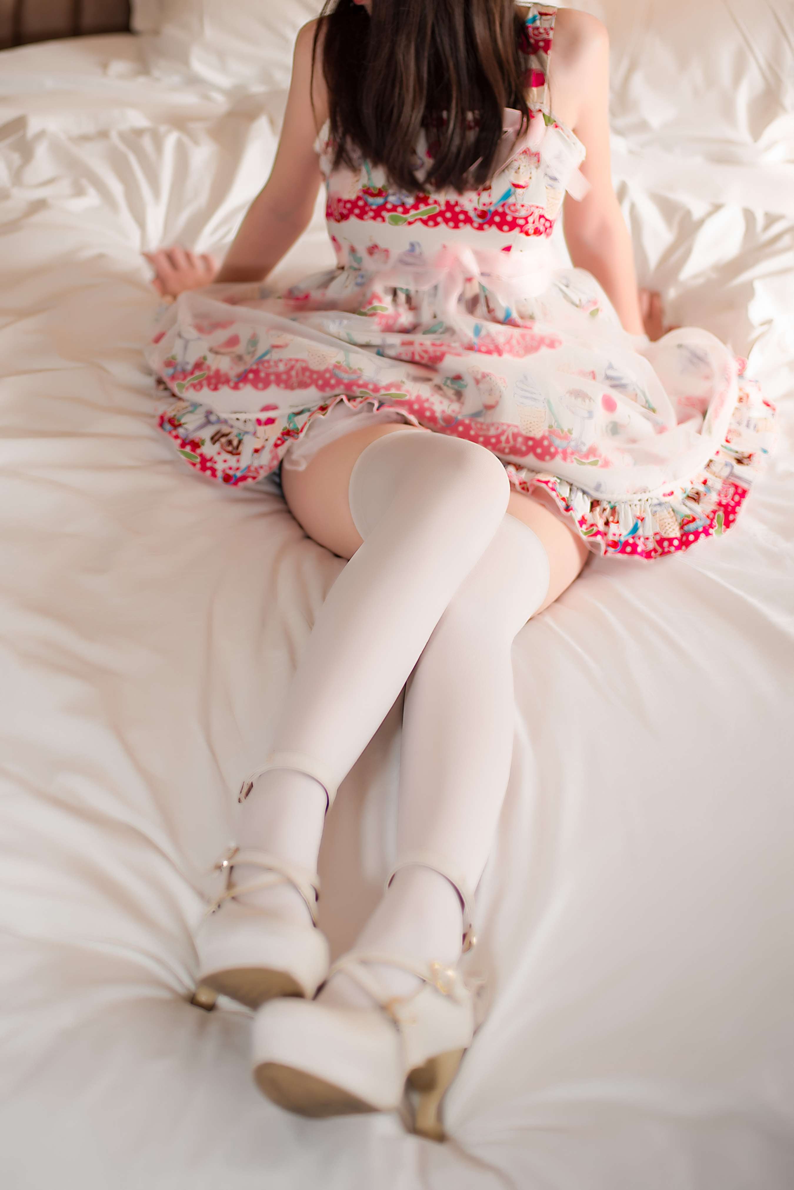 《少女高跟白丝脚丫》作品图