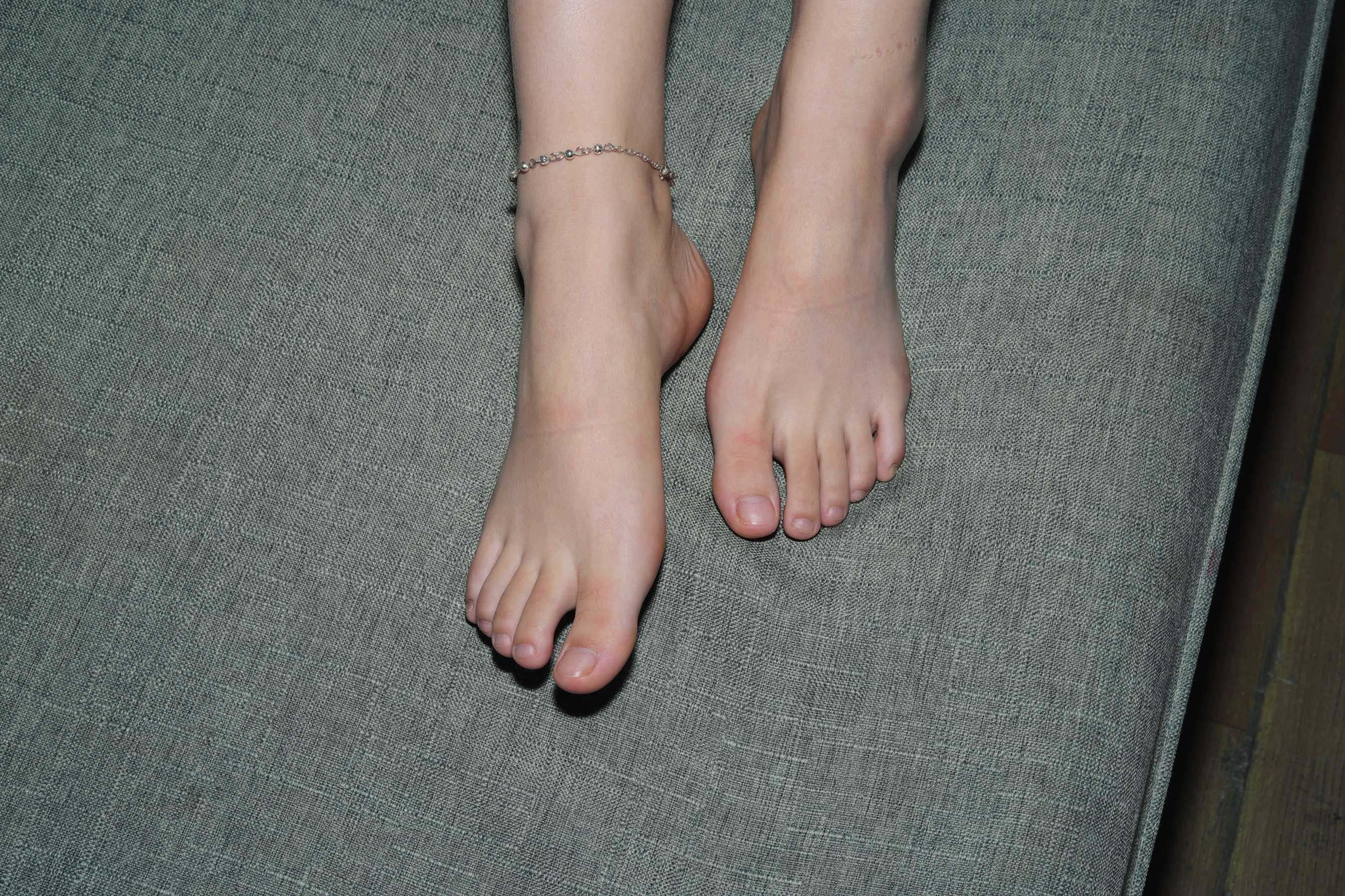 《新模小月试镜展示37码嫩白小脚》作品图