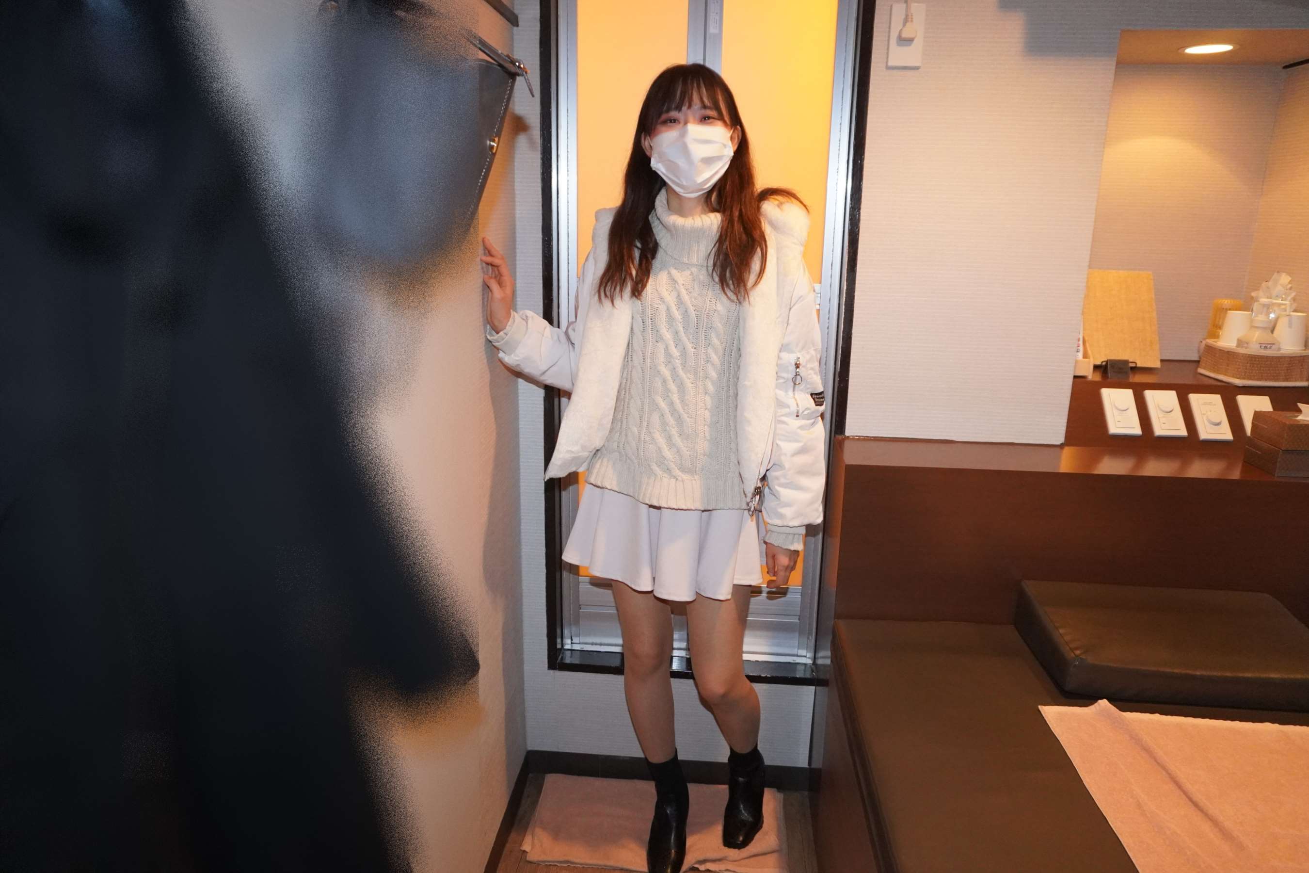 《日本 23 岁酒店服务员的连裤袜腿》作品图