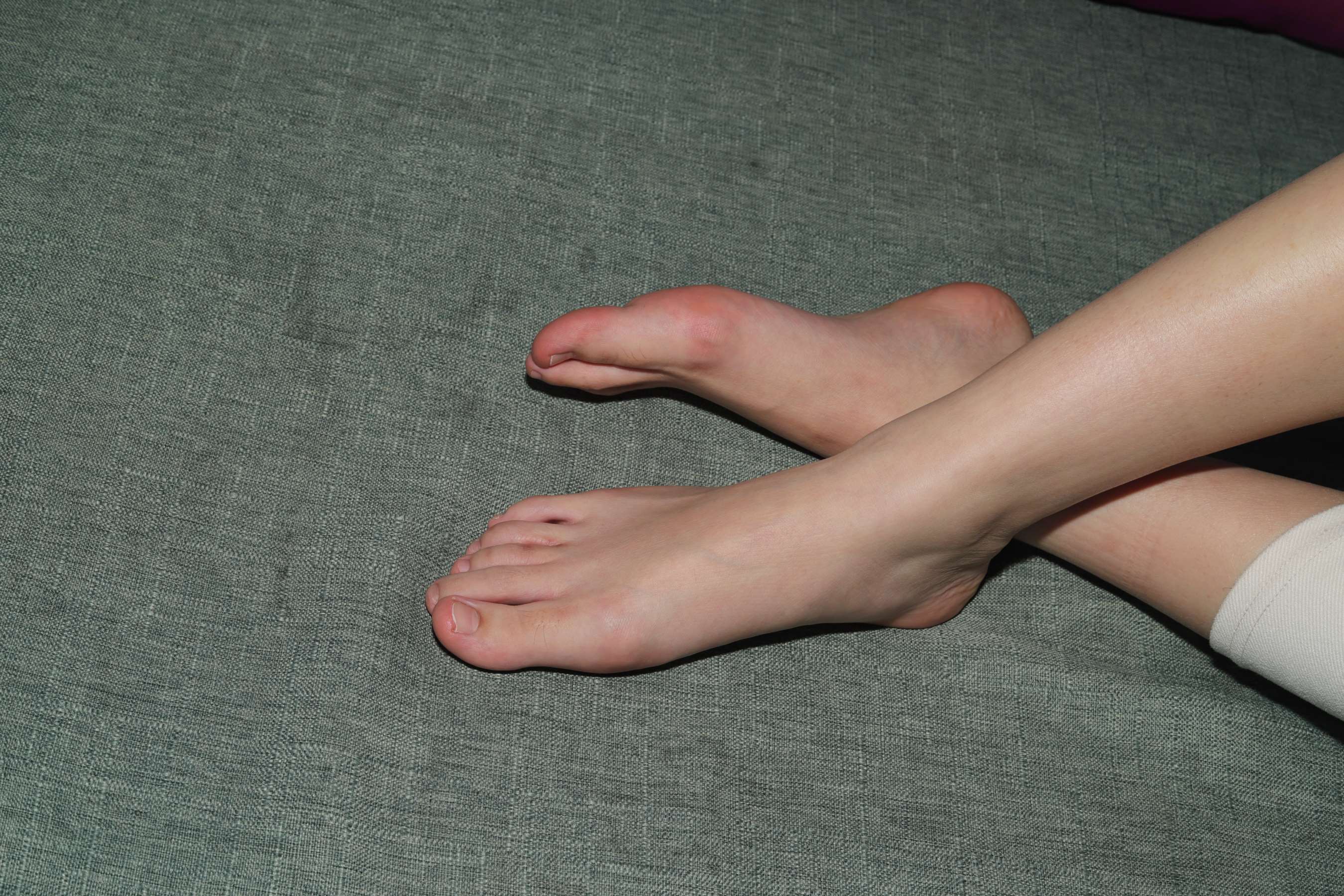 《新模小桃试镜秀出39码修长大白脚》作品图