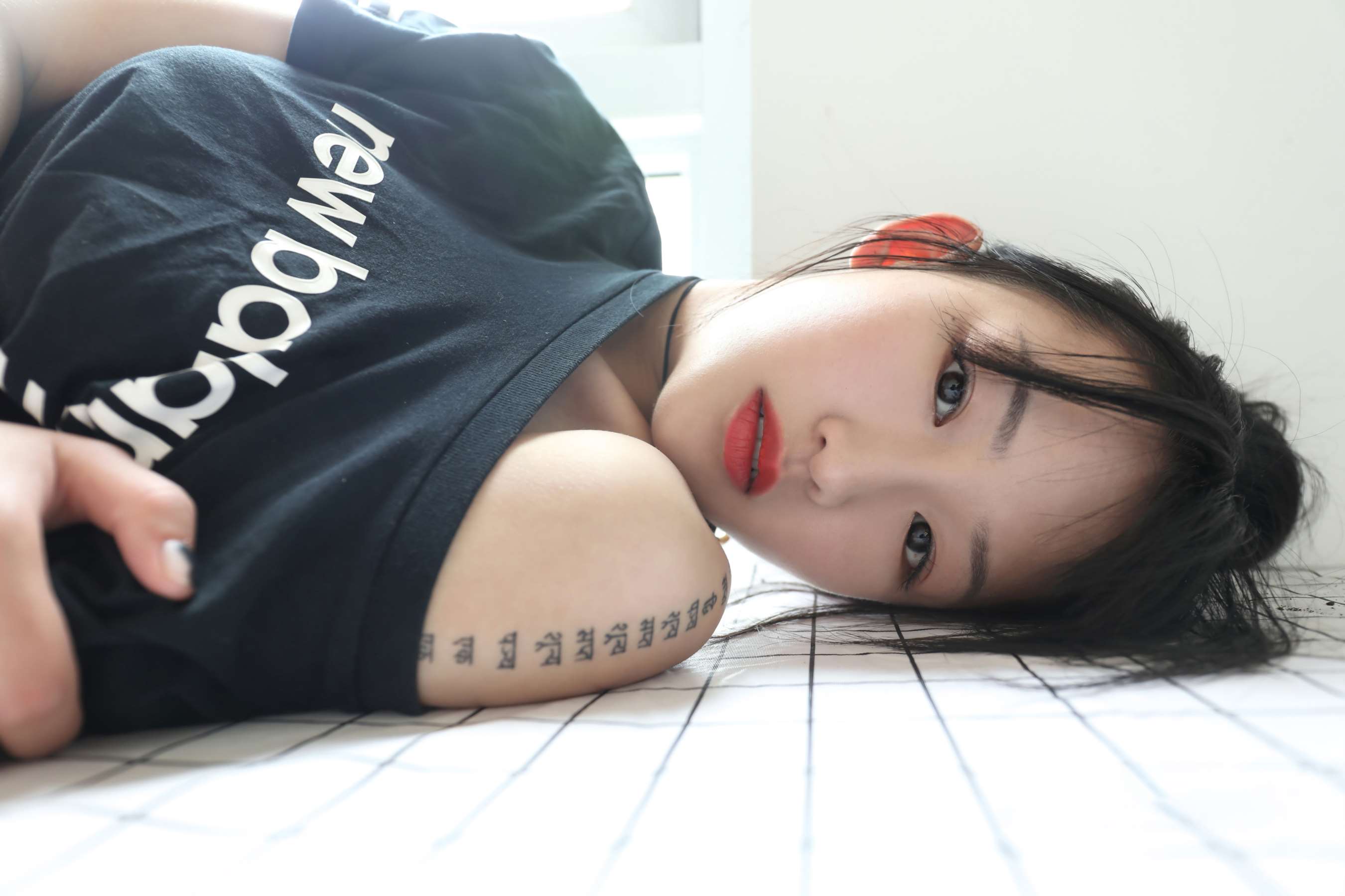 《圆子脱掉脏白棉袜玩饼干》作品图