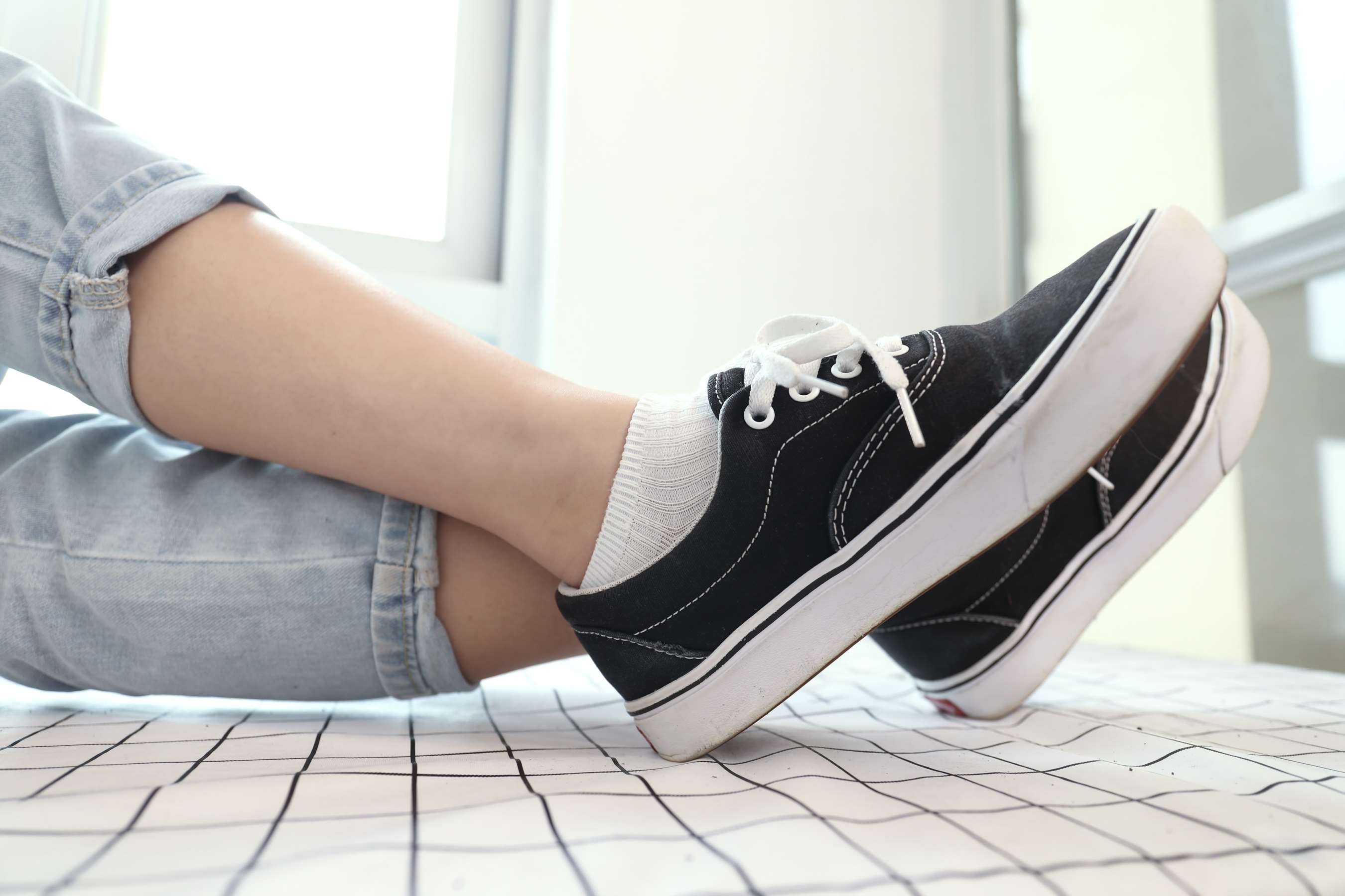 《圆子脱掉脏白棉袜玩饼干》作品图