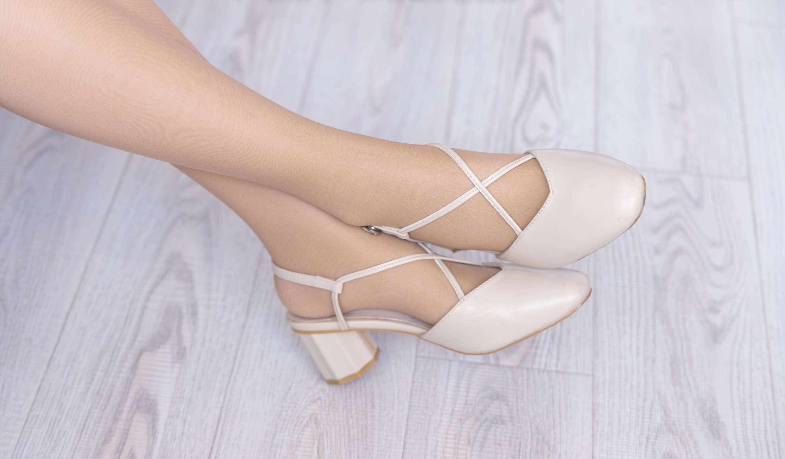 《小甜豆-高跟鞋、咖啡色丝袜、肉丝打底》作品图