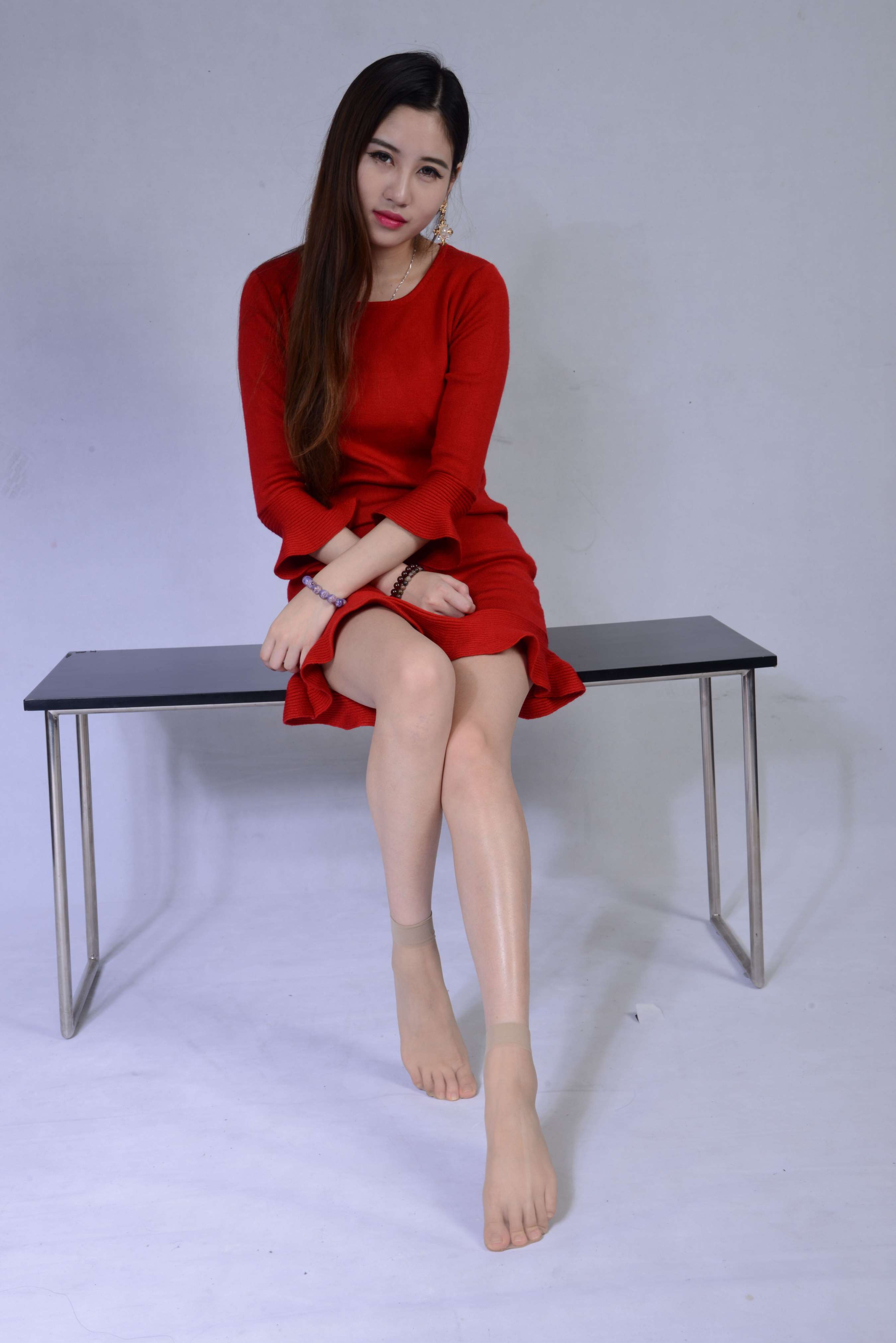 《红色包臀裙短丝脚丫》作品图