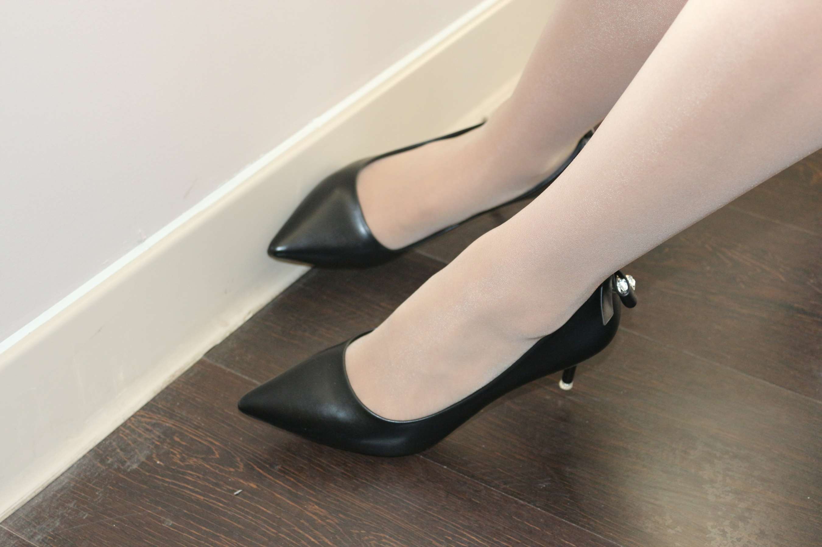 《青色包臀裙肉丝黑高跟》作品图