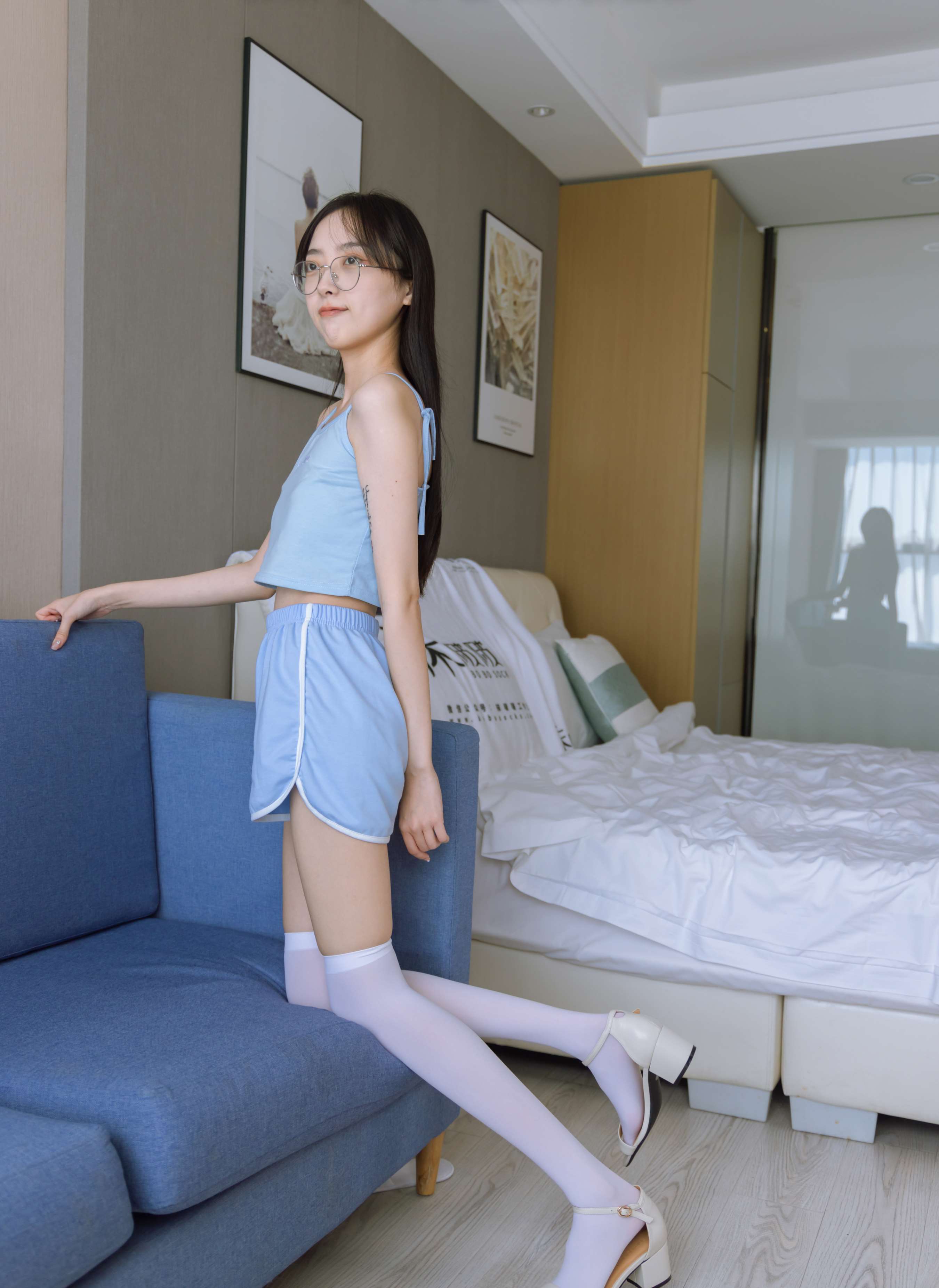 《稚予-高跟鞋、白丝大腿袜、裸足》作品图