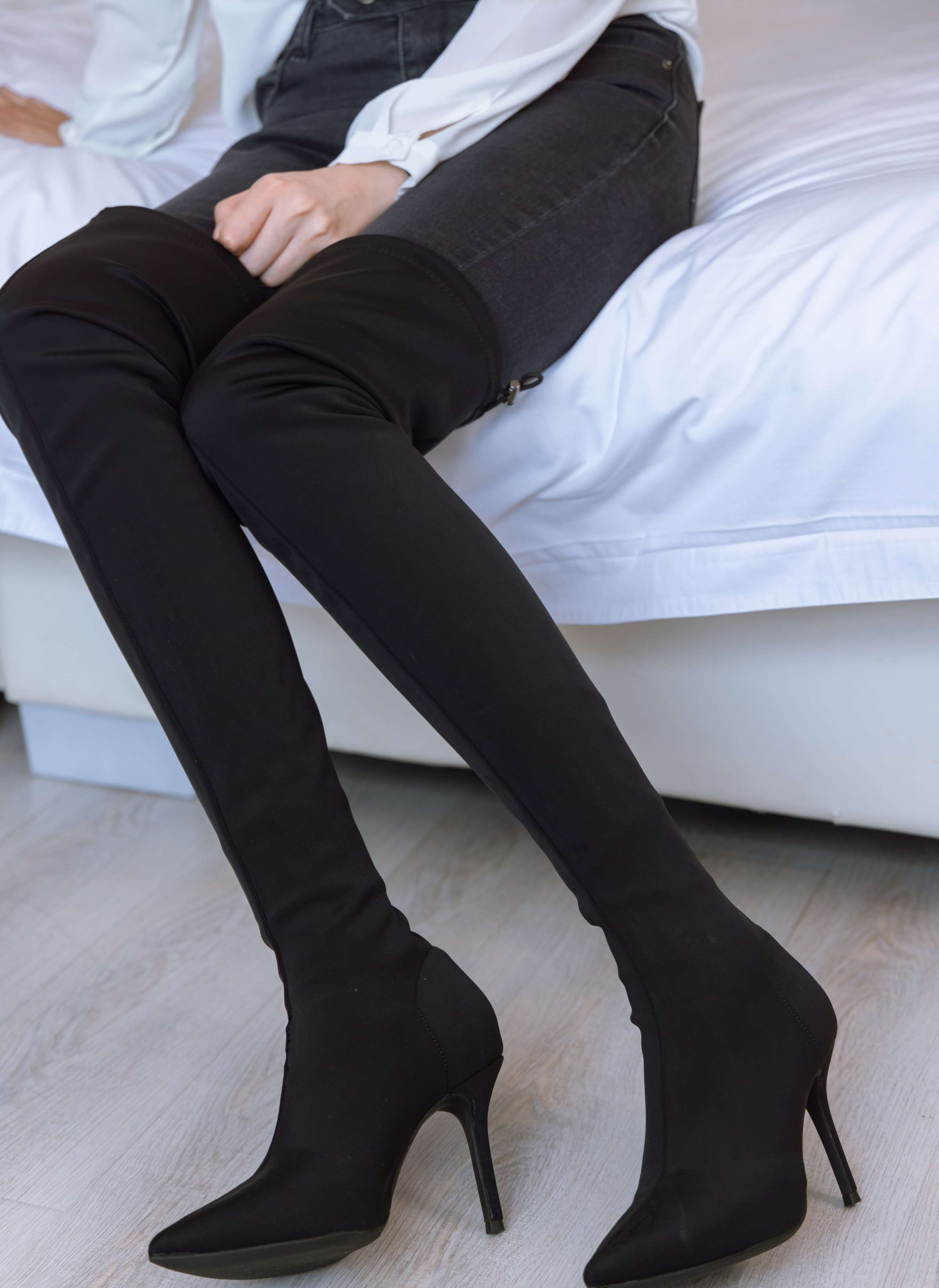 《小甜豆-高跟长靴、白棉袜、裸足 》作品图