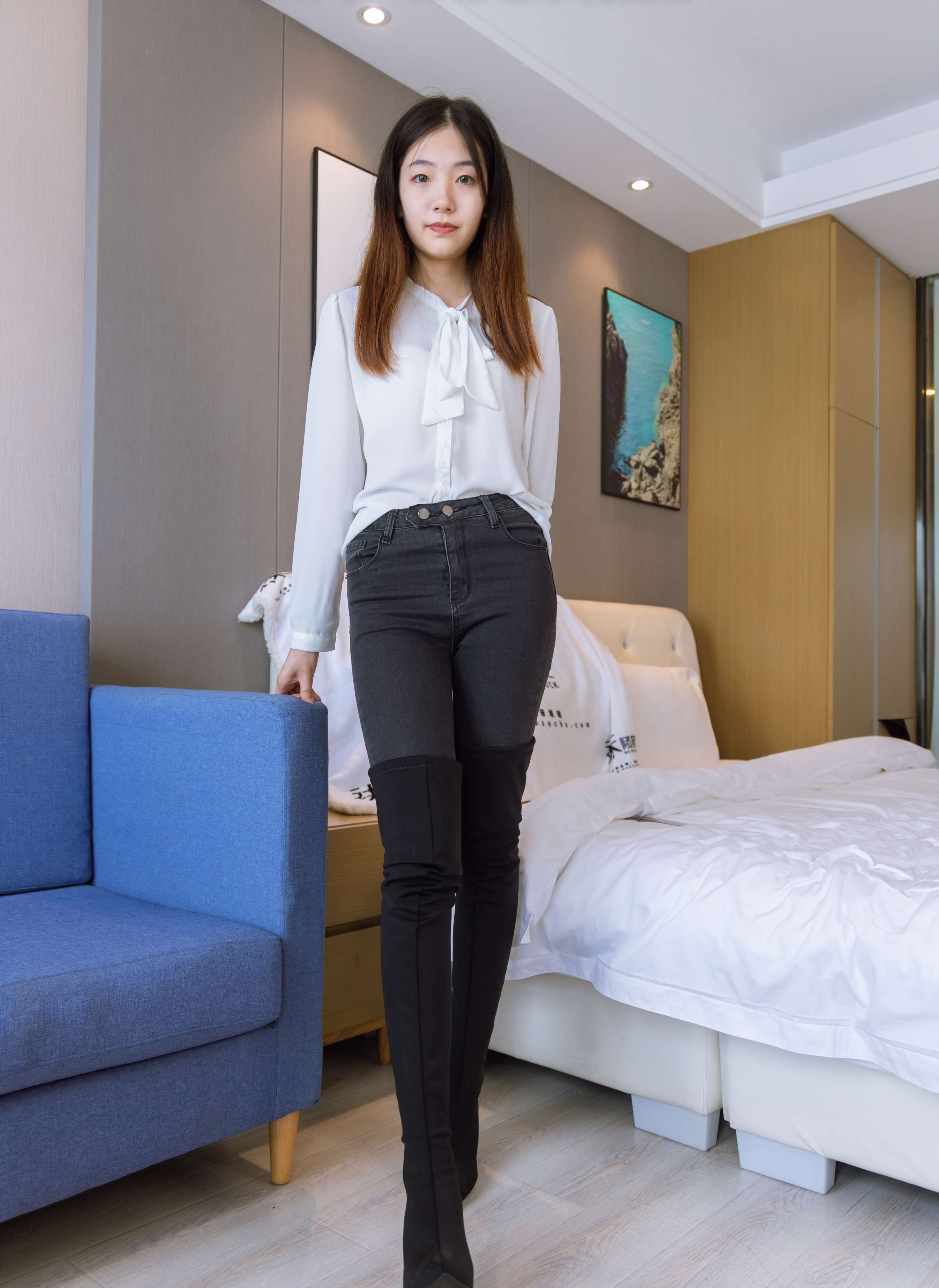 《小甜豆-高跟长靴、白棉袜、裸足 》作品图