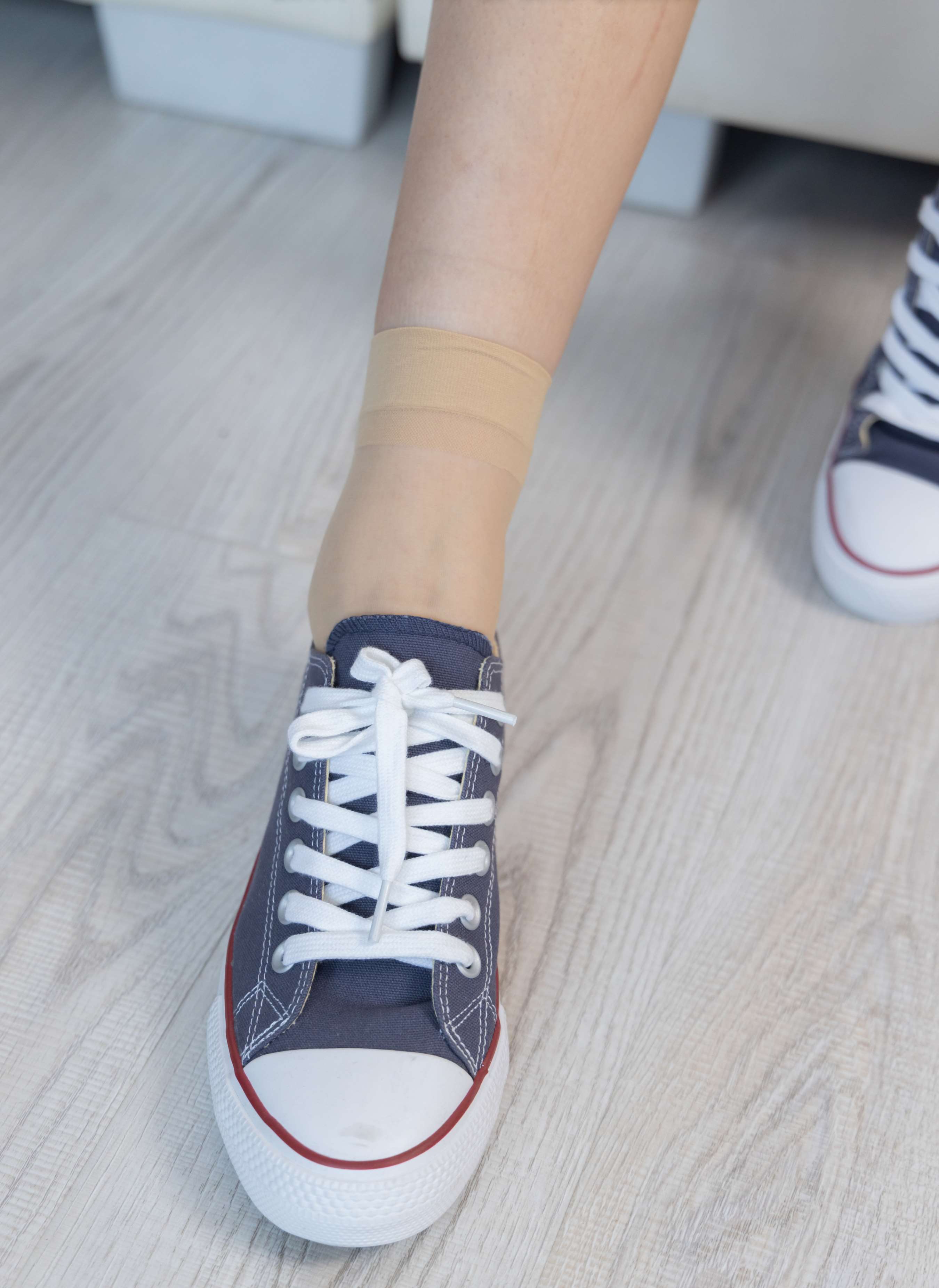 《小淳-匡威板鞋、黑皮鞋、短肉丝、白丝小腿袜 》作品图