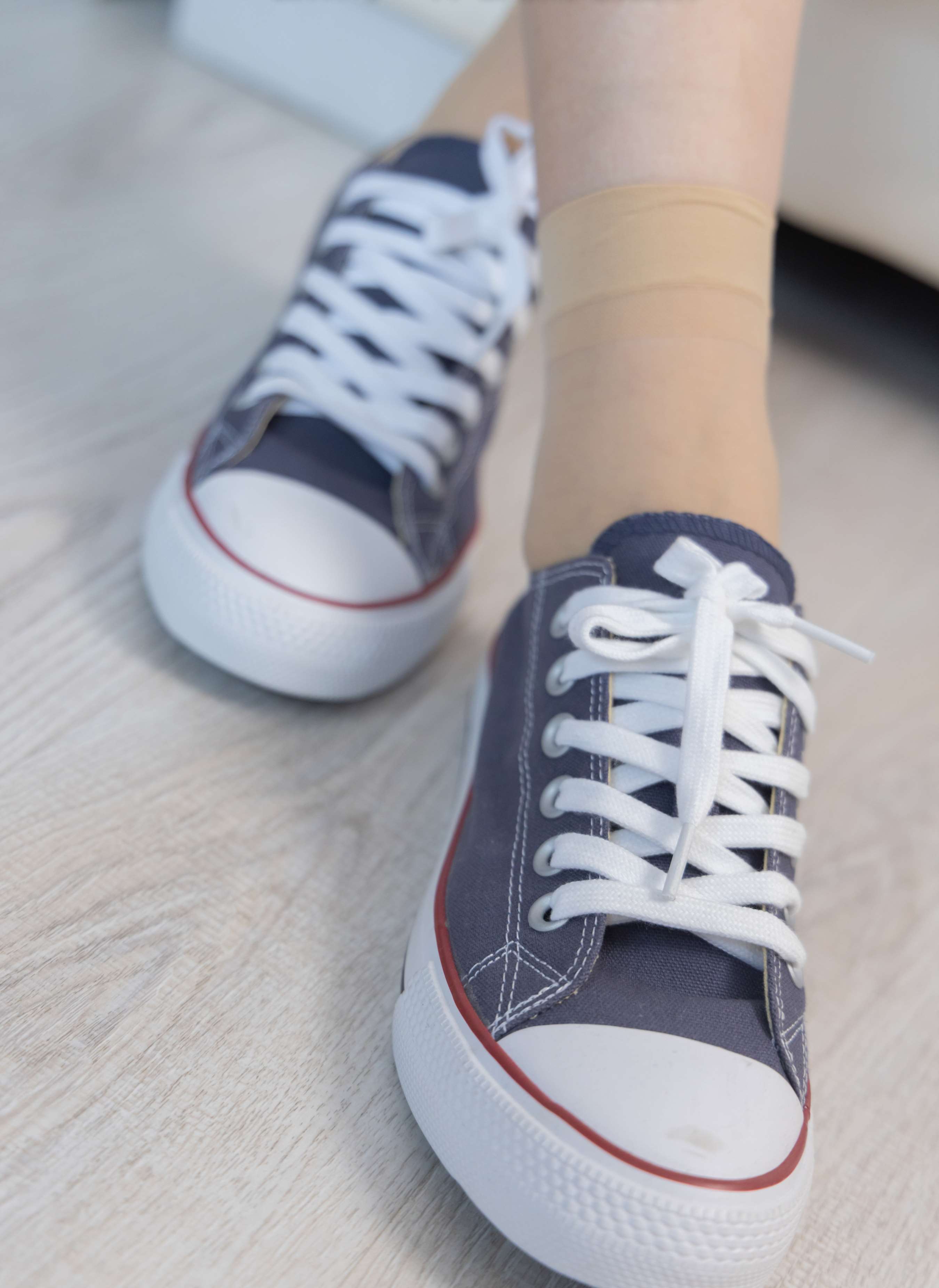 《小淳-匡威板鞋、黑皮鞋、短肉丝、白丝小腿袜 》作品图