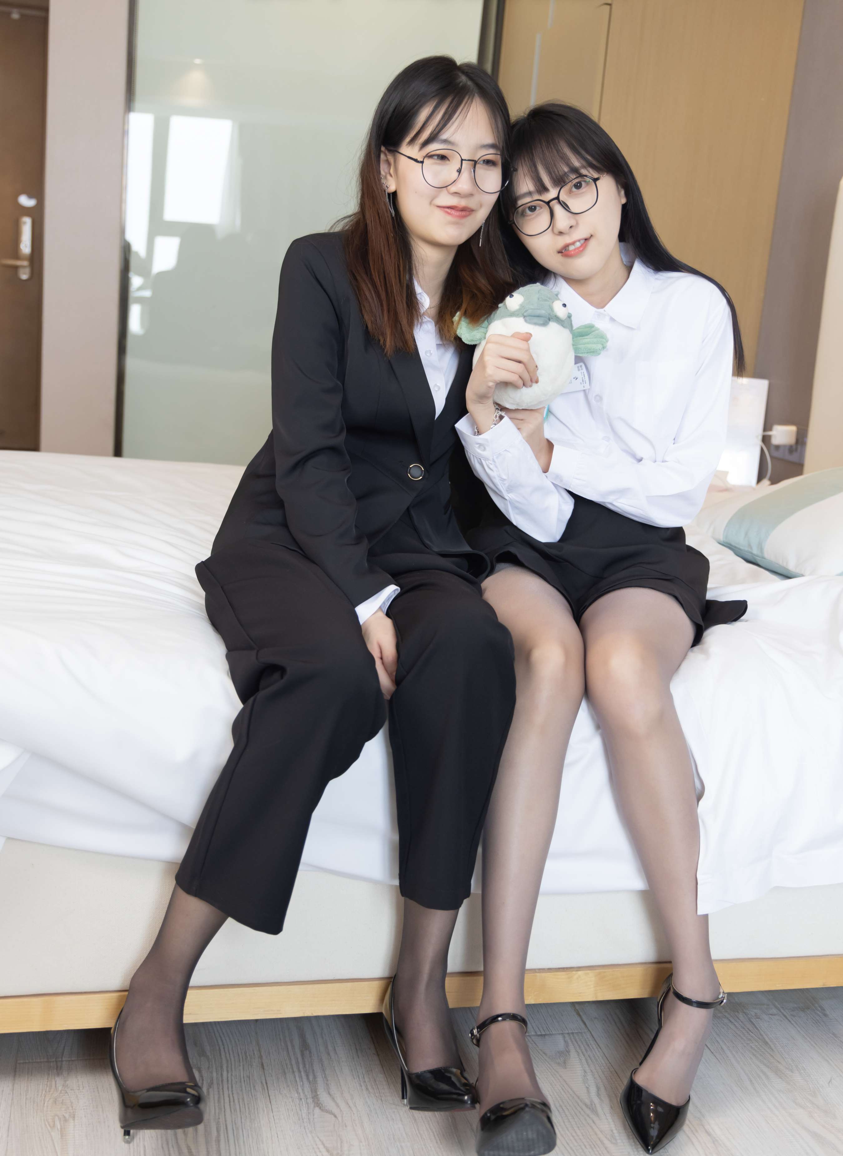 《小甜豆稚予-高跟鞋、深灰丝、肉丝、吊带黑丝》作品图