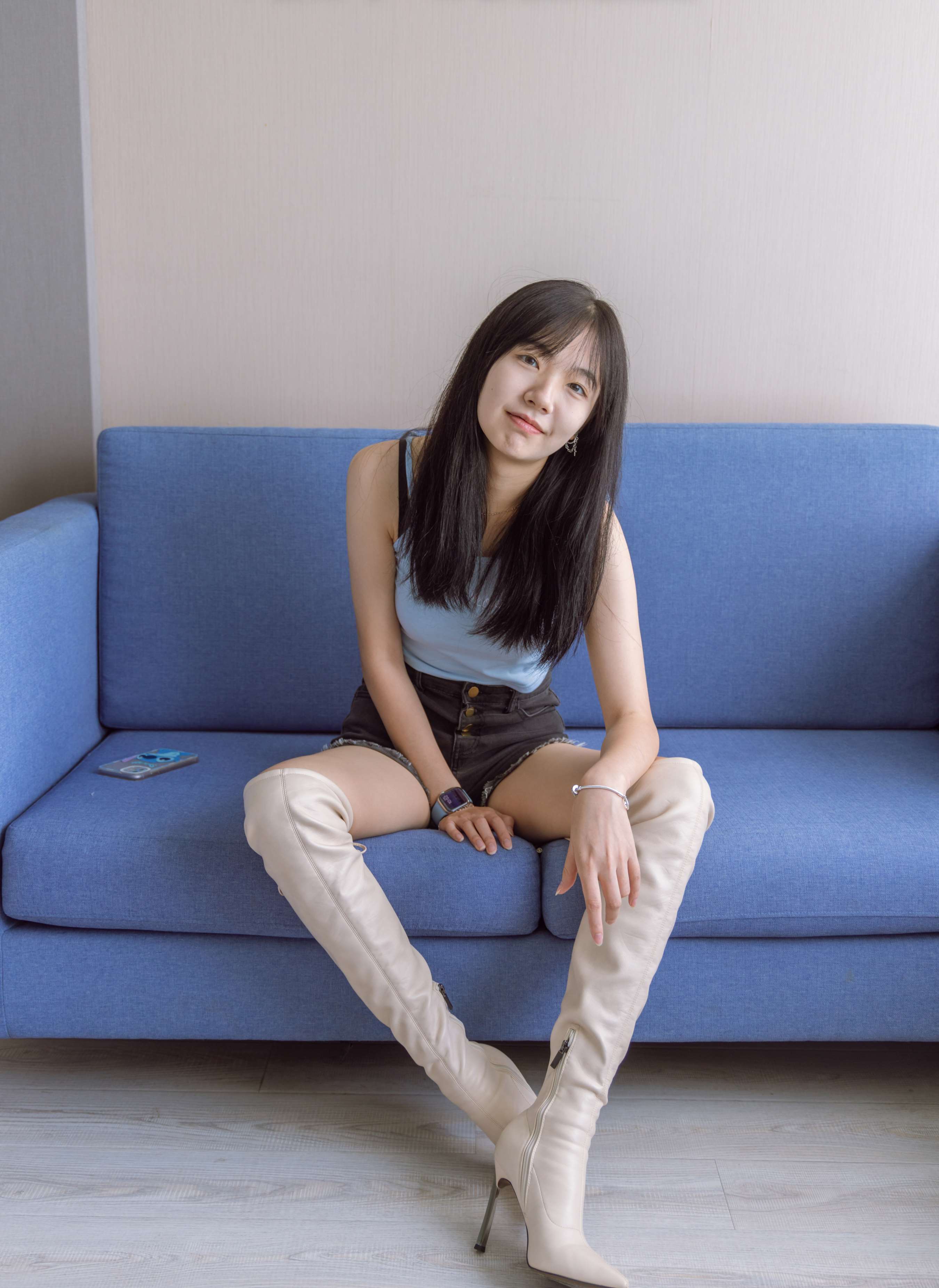 《小甜豆-热裤高跟长靴、白棉袜、裸足》作品图