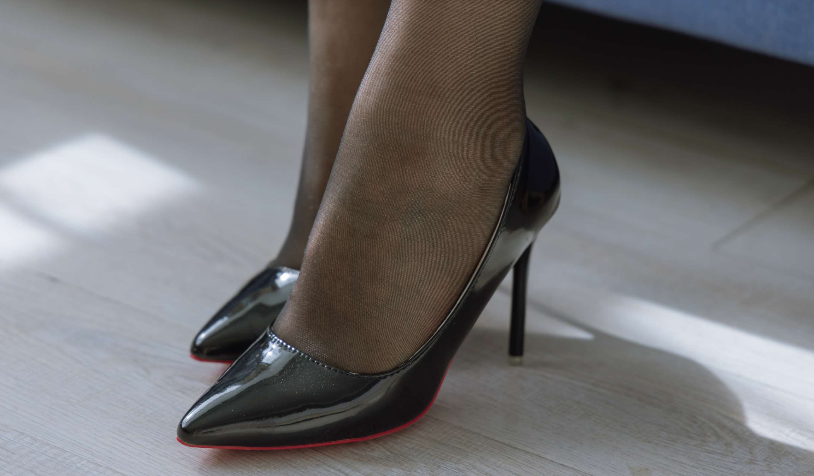 《周周-ol制服、高跟鞋、黑丝》作品图