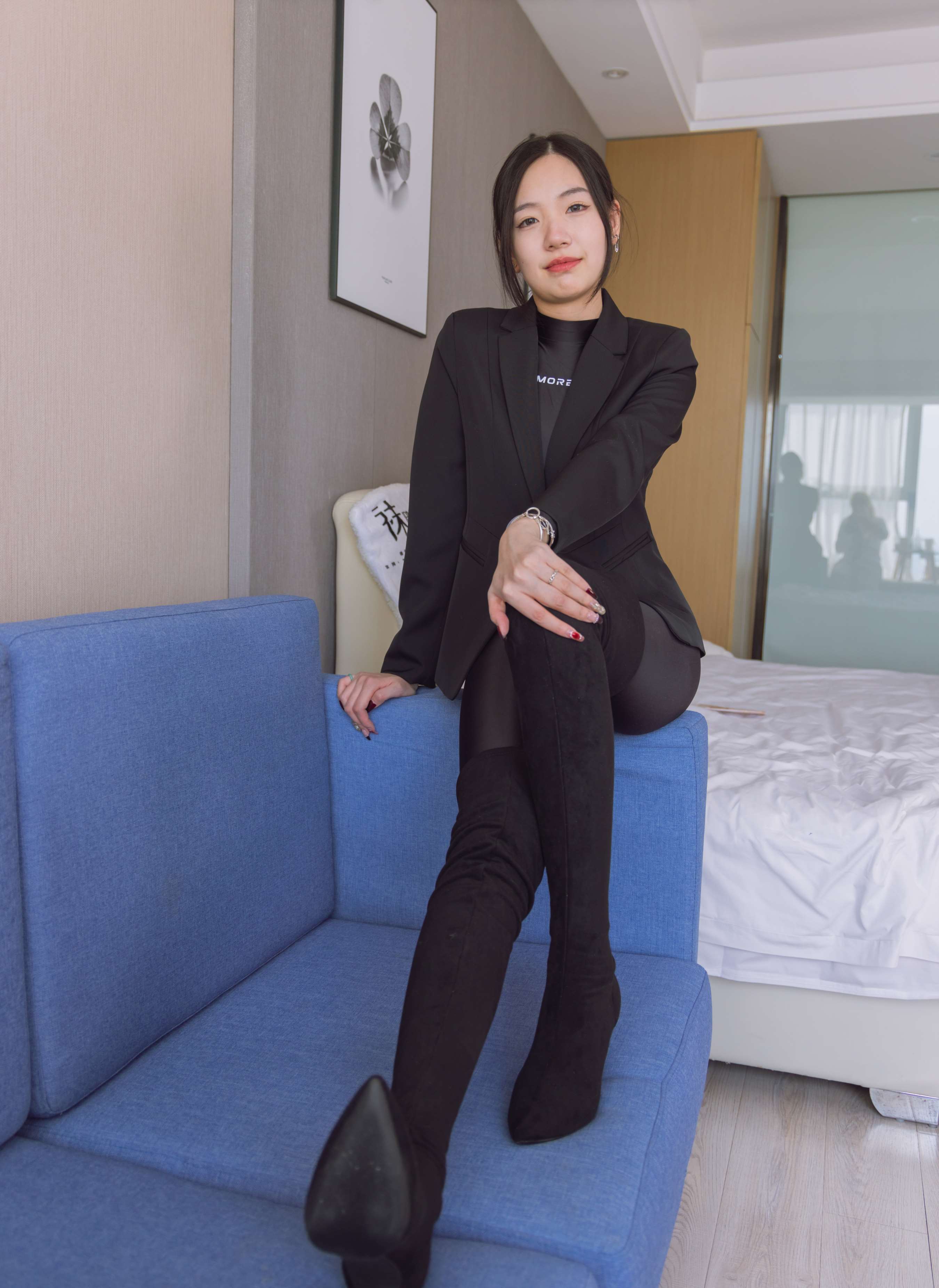 《小甜豆-连体泳衣、高跟长靴、短肉丝、裸足》作品图