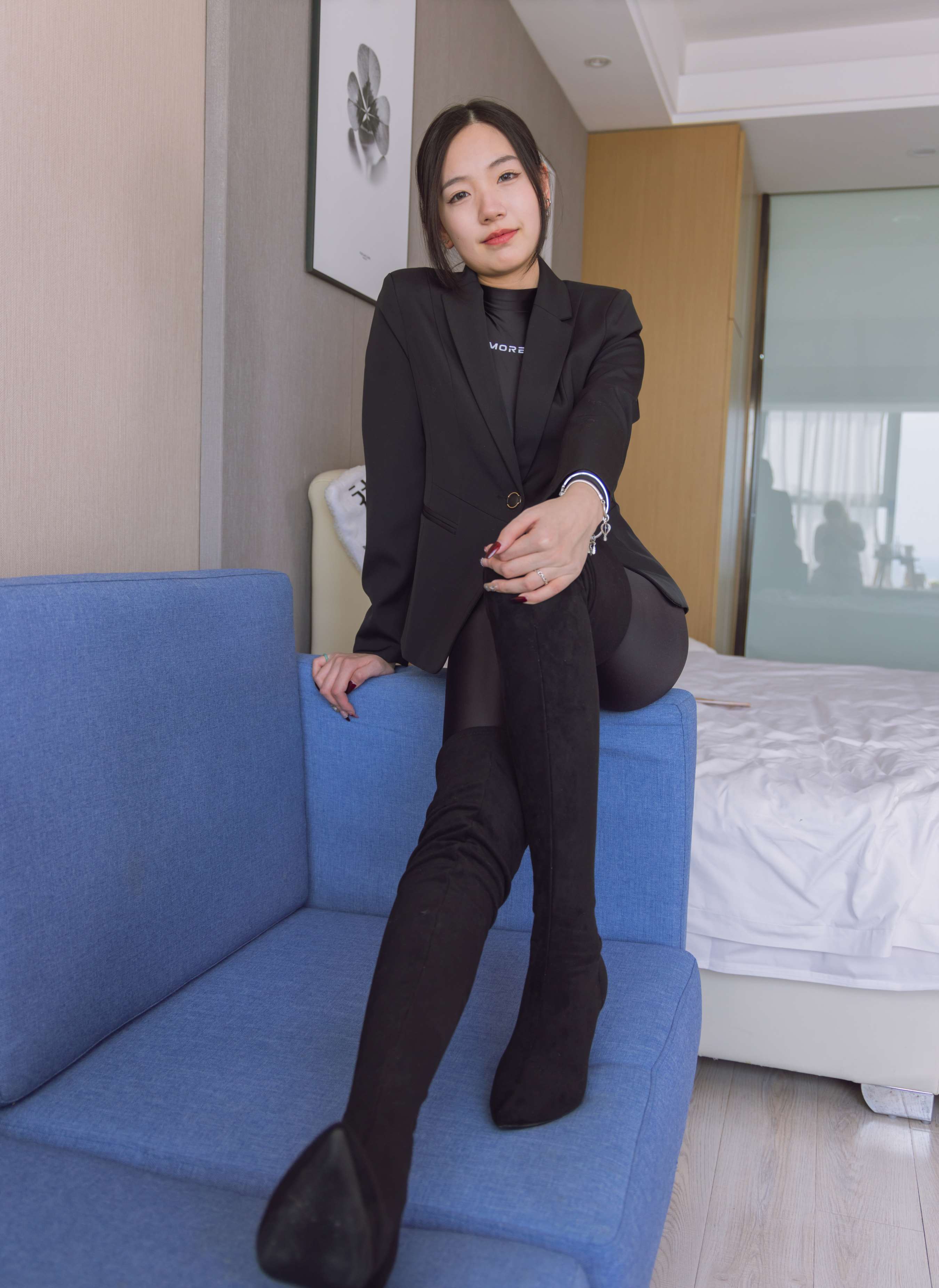 《小甜豆-连体泳衣、高跟长靴、短肉丝、裸足》作品图