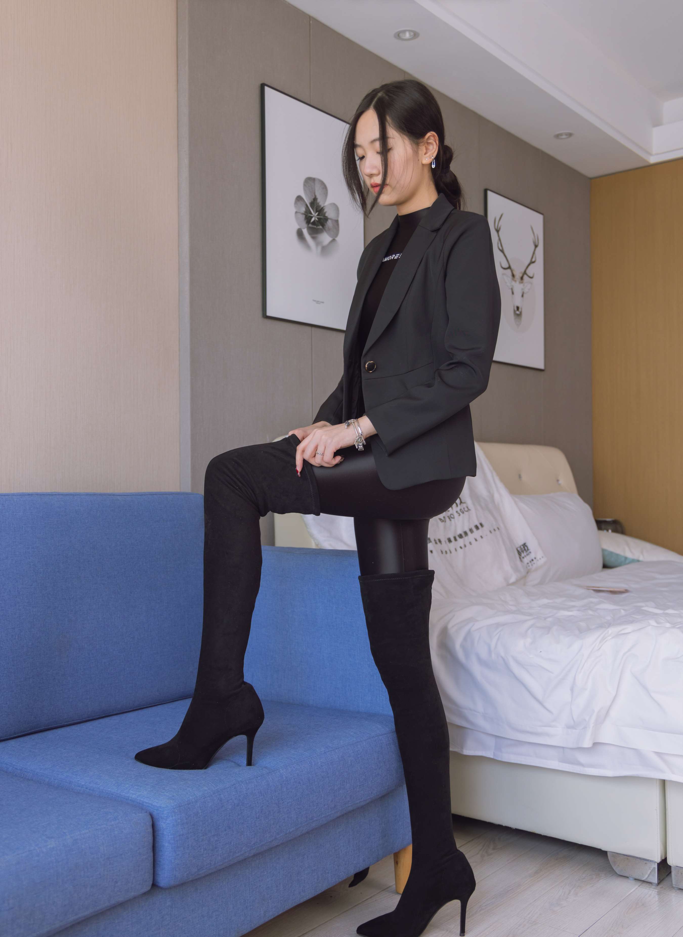 《小甜豆-连体泳衣、高跟长靴、短肉丝、裸足》作品图