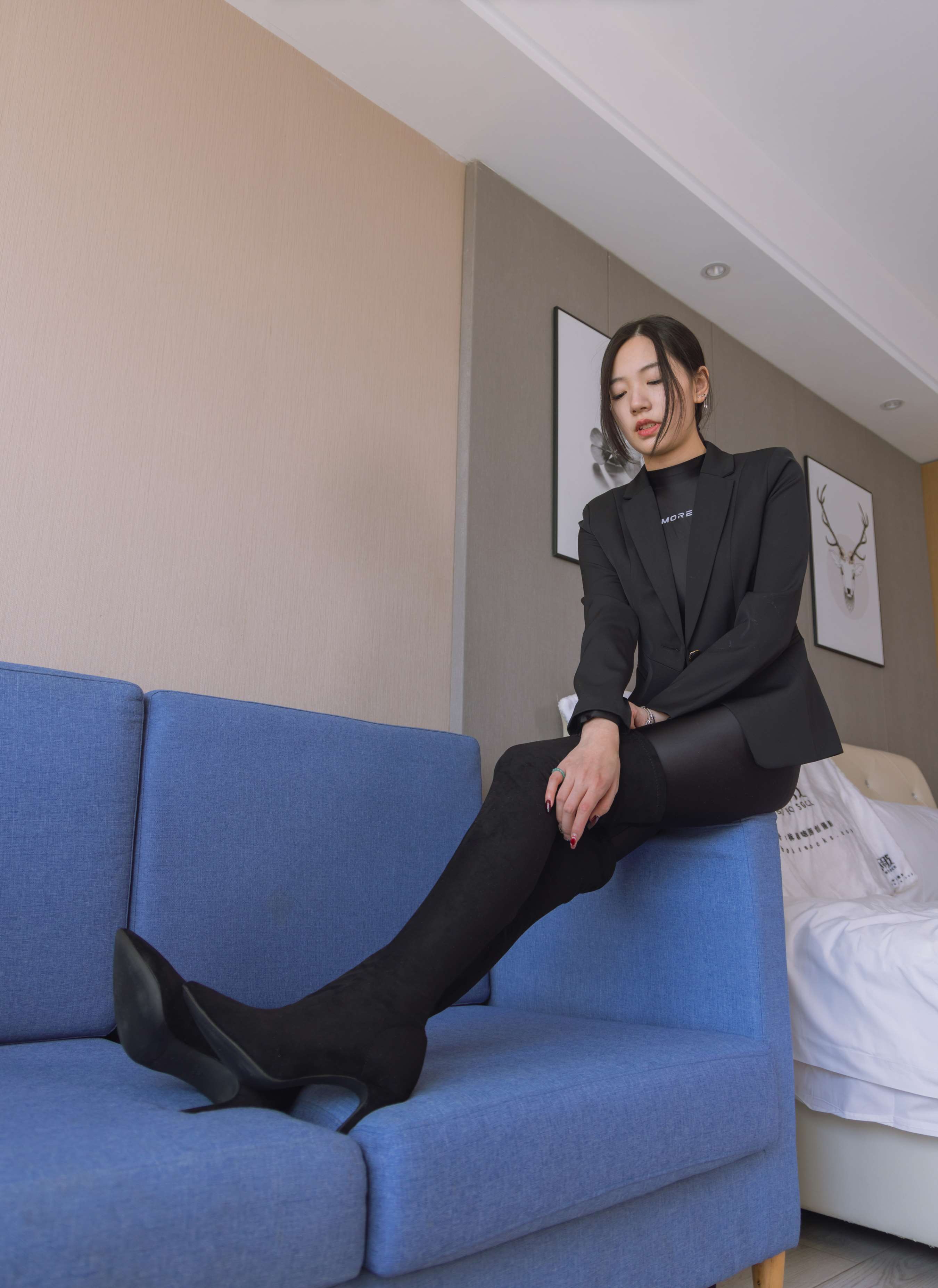 《小甜豆-连体泳衣、高跟长靴、短肉丝、裸足》作品图