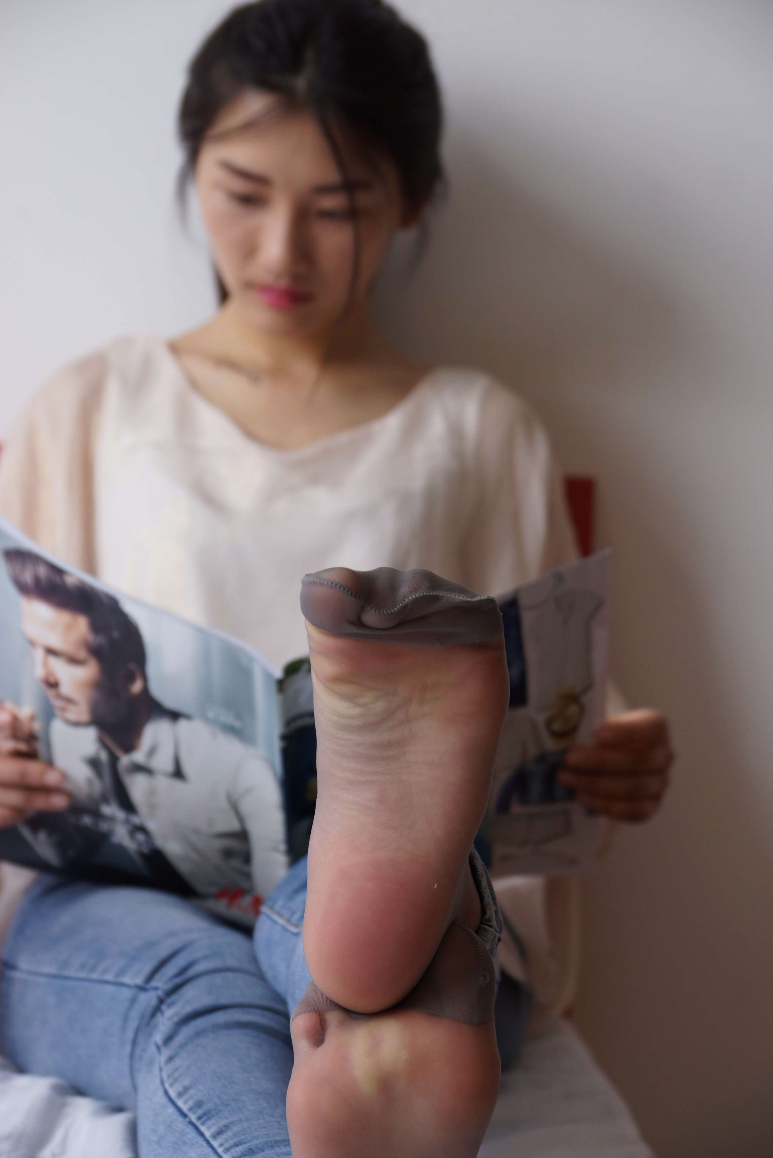 《惬意的周末经典短灰丝陪你看看书》作品图