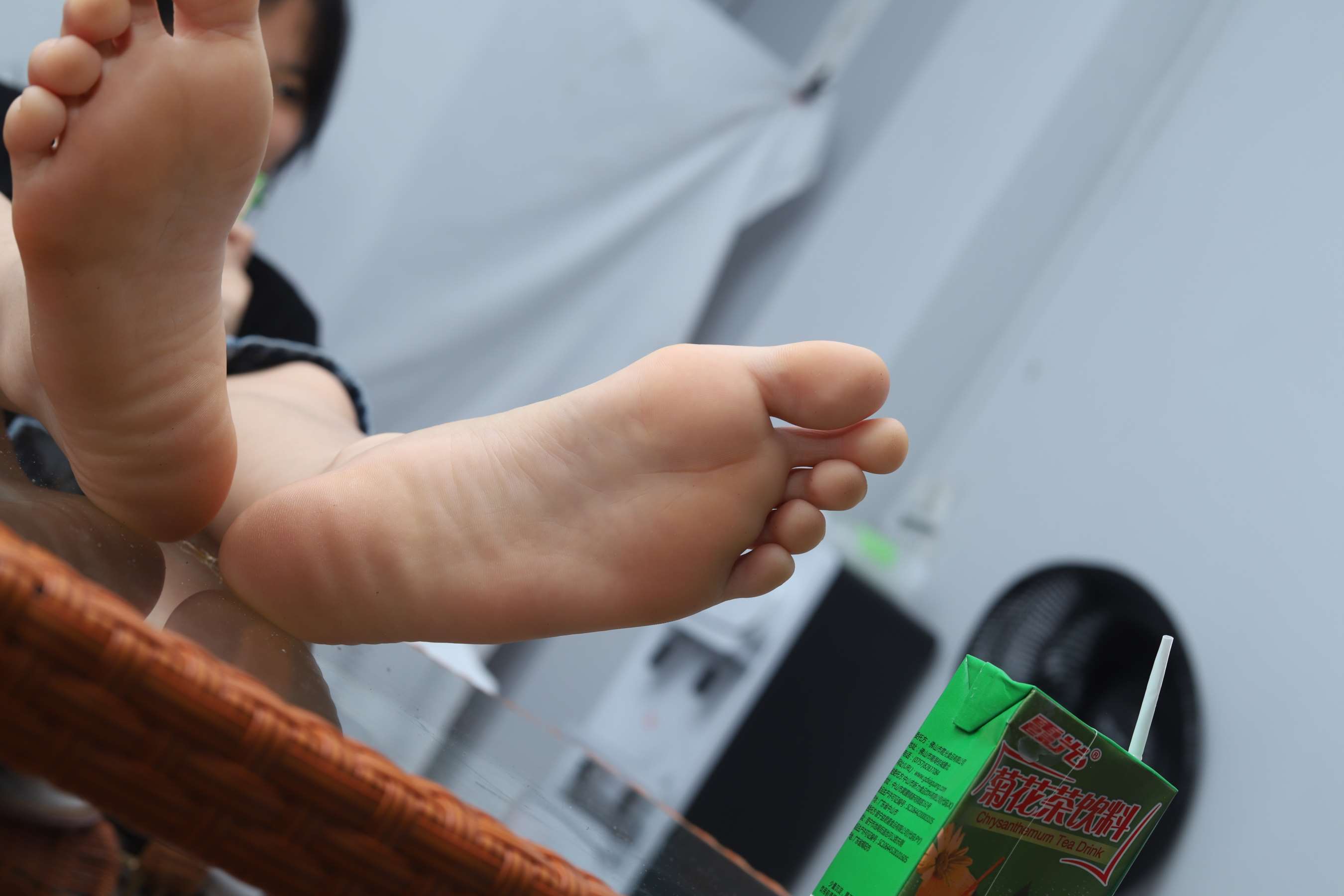 《小敏与小玲伸出美脚给大家欣赏》作品图