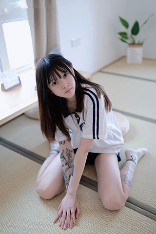 纹身美少女小恩原味棉袜裸足