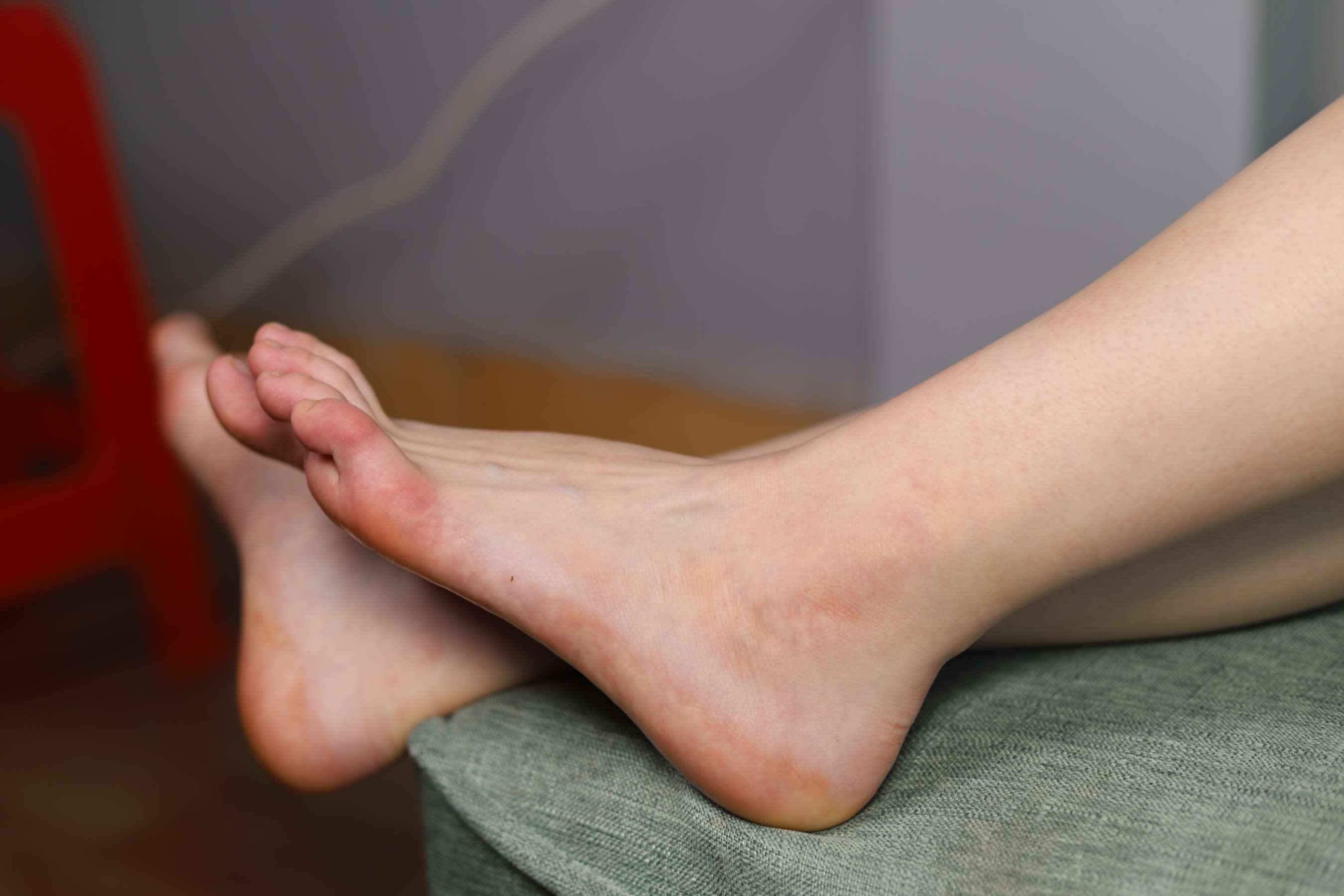 《珊珊再次展示39码修长美脚》作品图