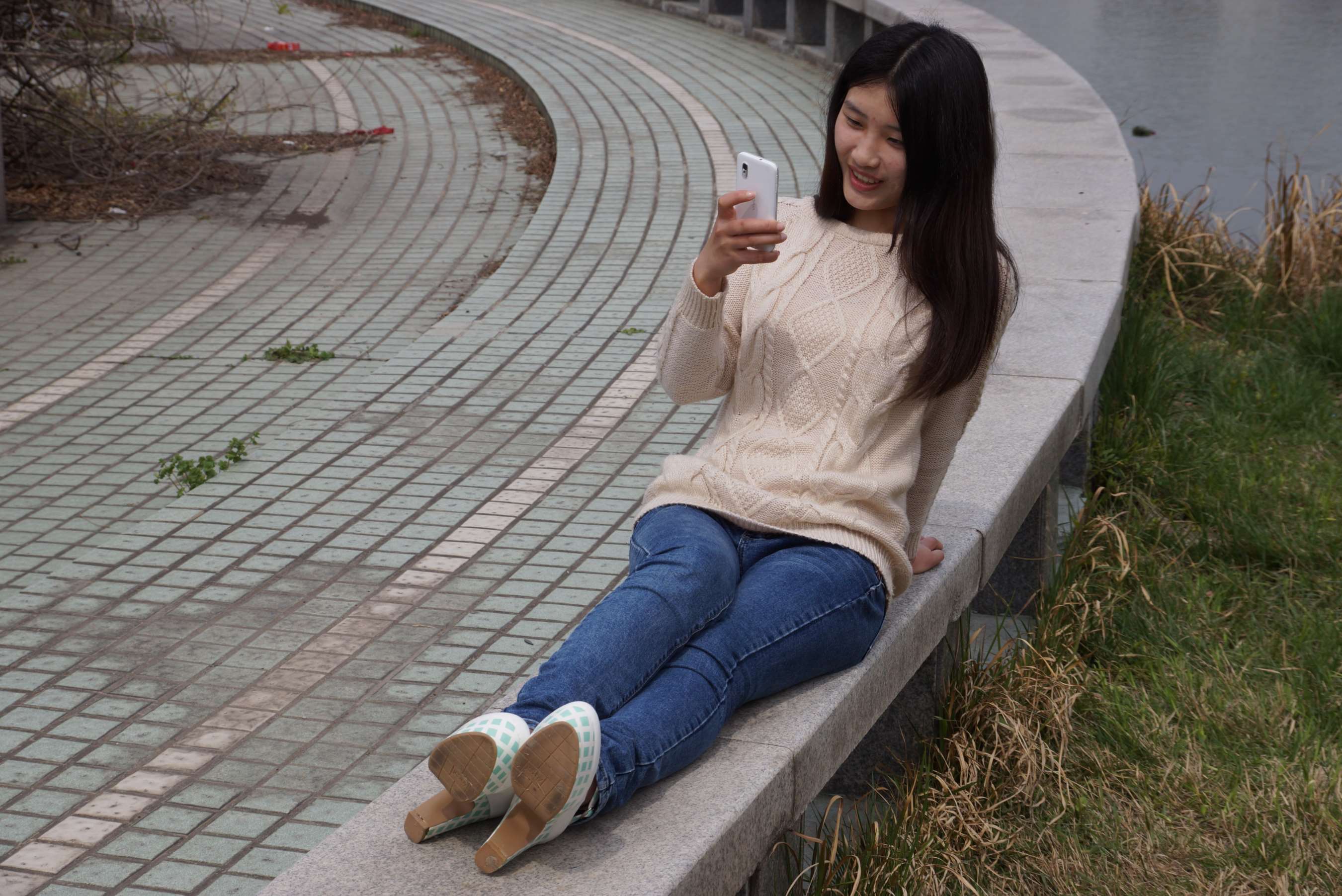 《刚刚学会穿高跟鞋的大二小学妹》作品图