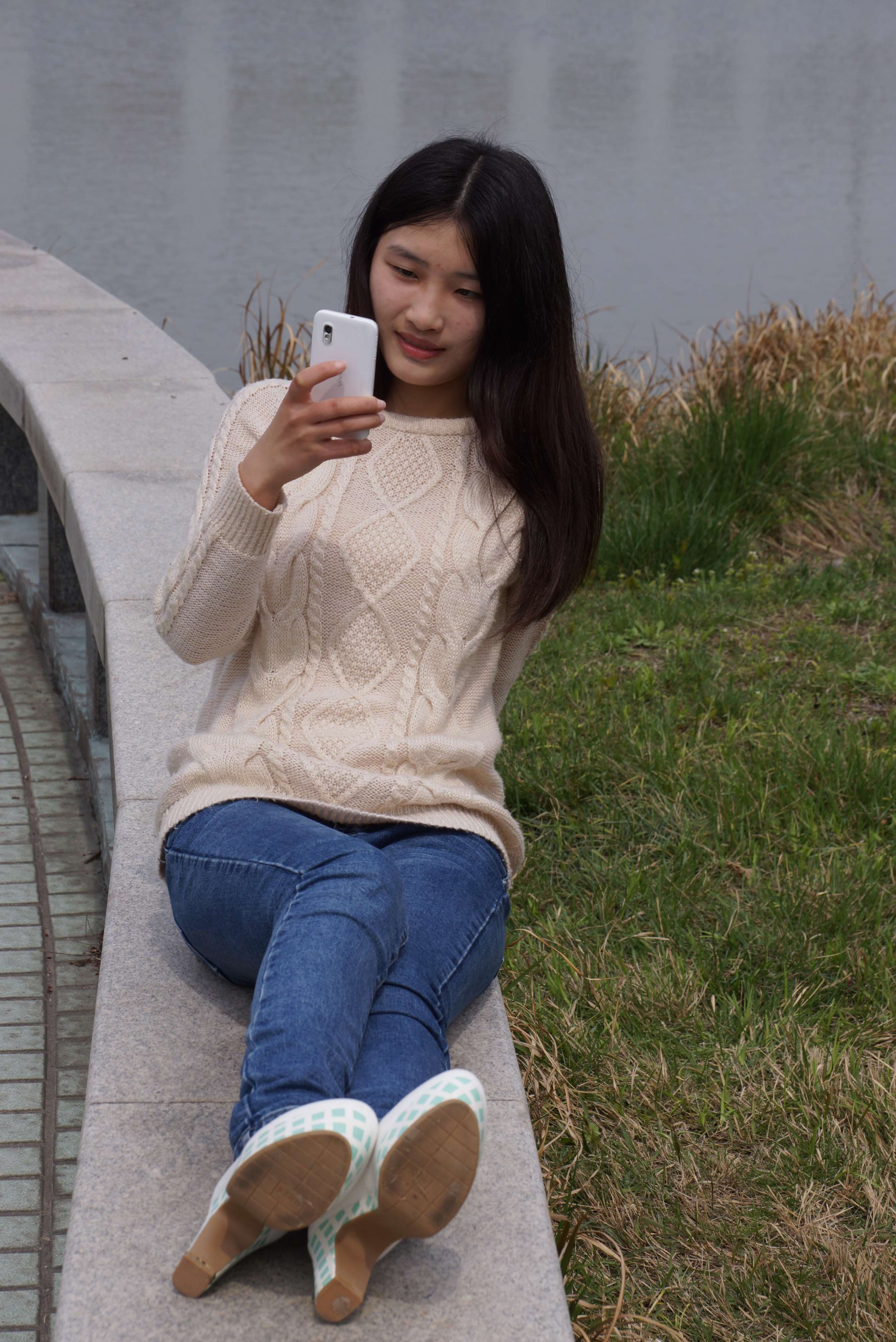 《刚刚学会穿高跟鞋的大二小学妹》作品图