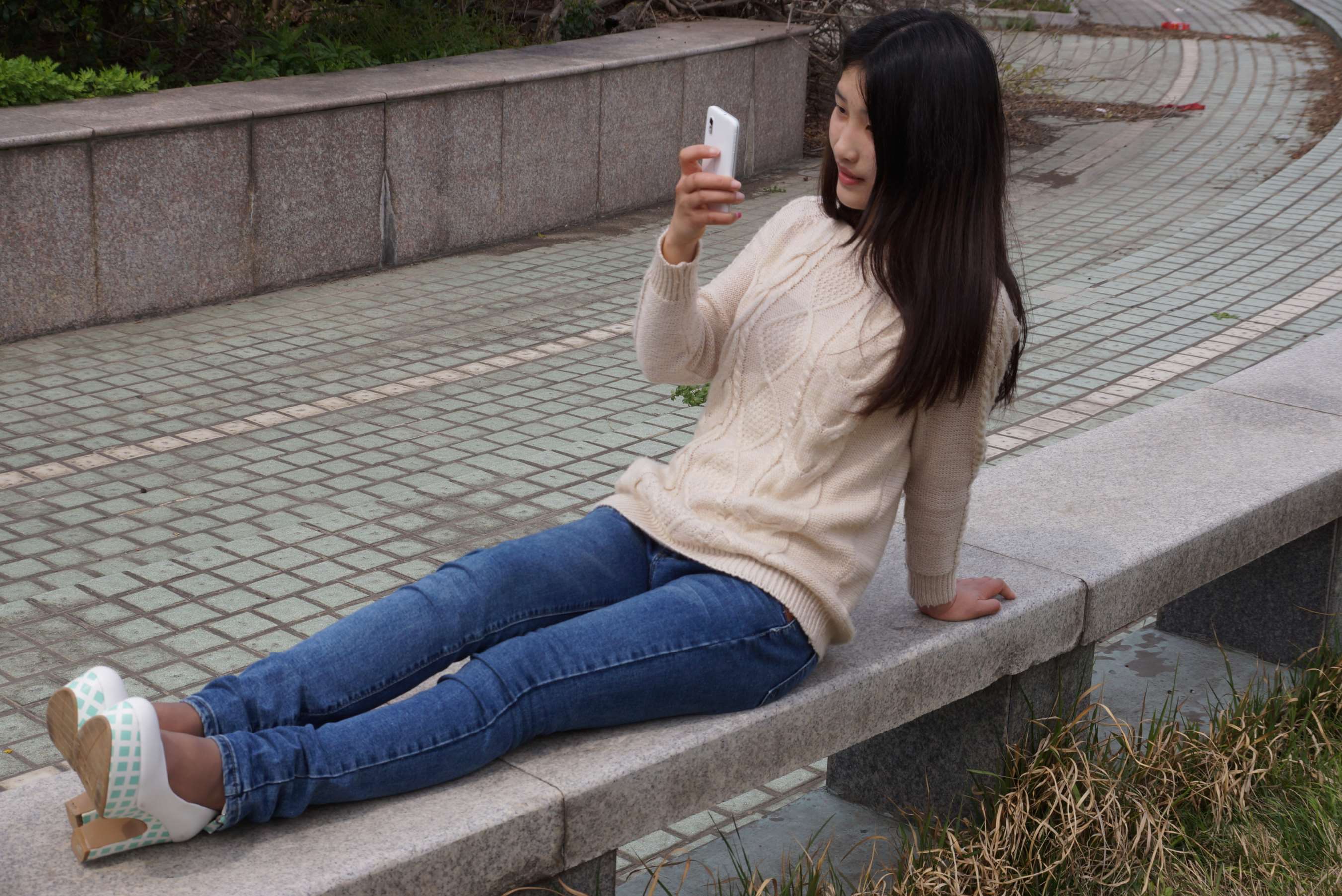 《刚刚学会穿高跟鞋的大二小学妹》作品图