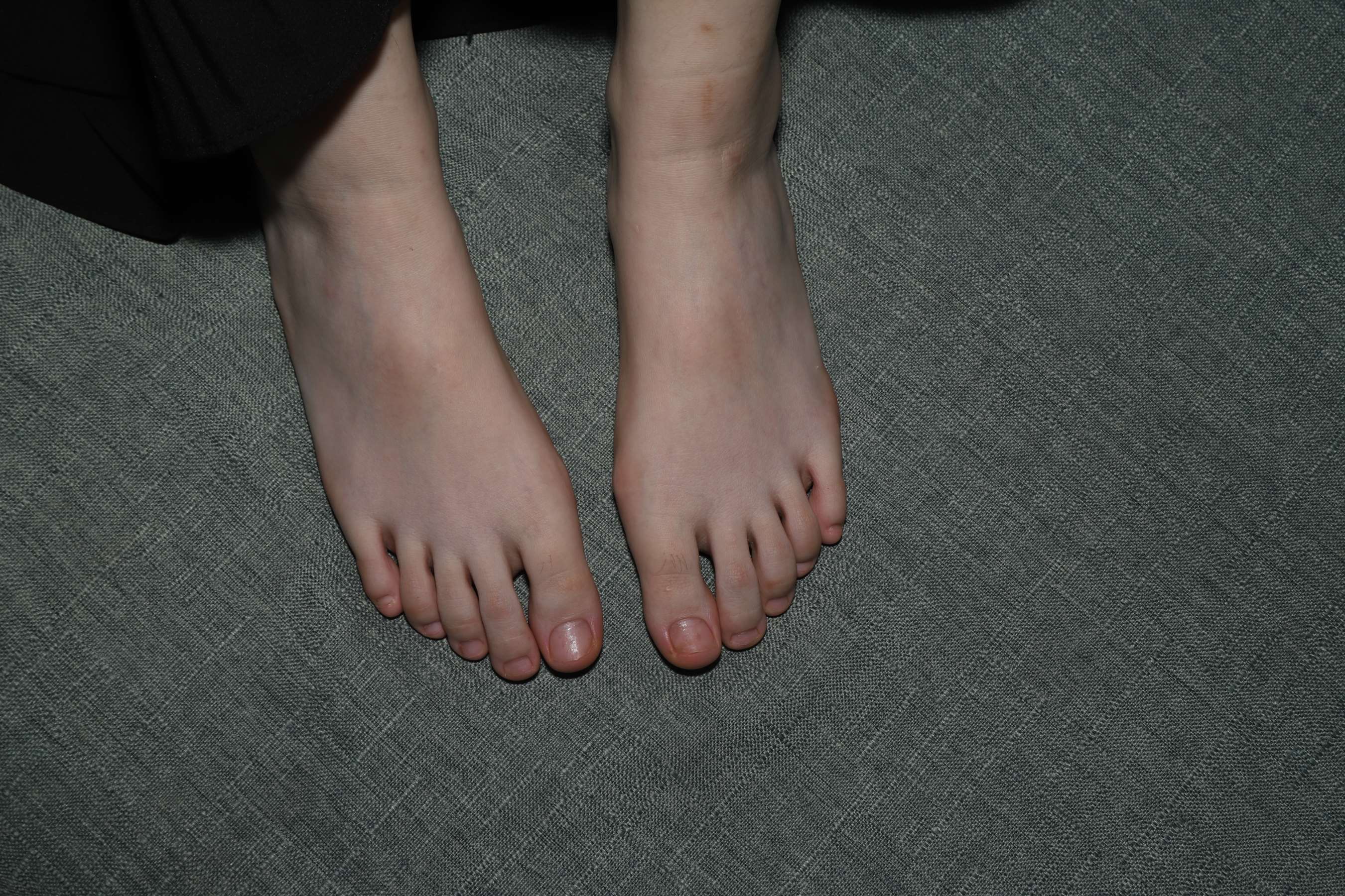 《琪琪继续展示38码大白脚》作品图