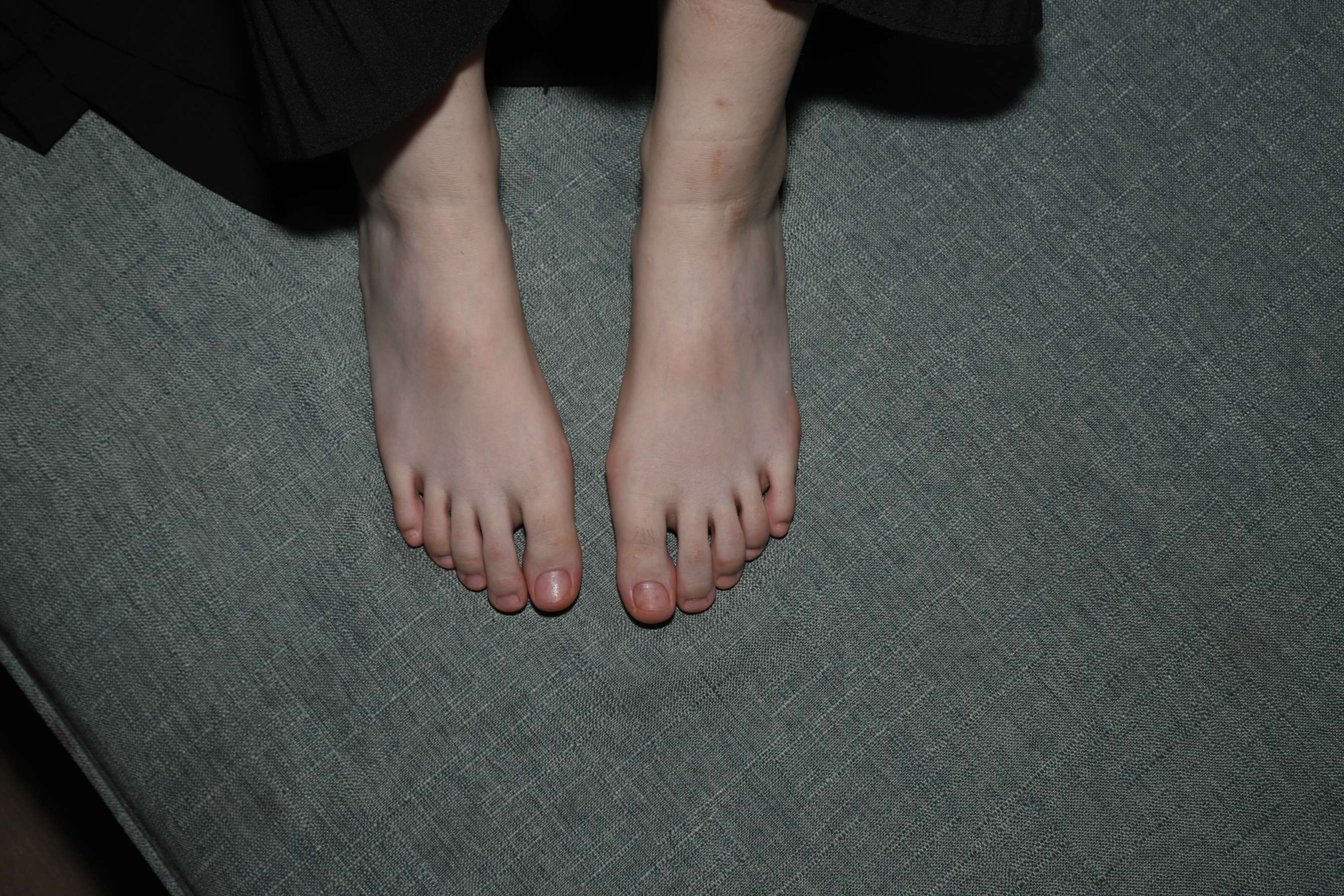 《琪琪继续展示38码大白脚》作品图