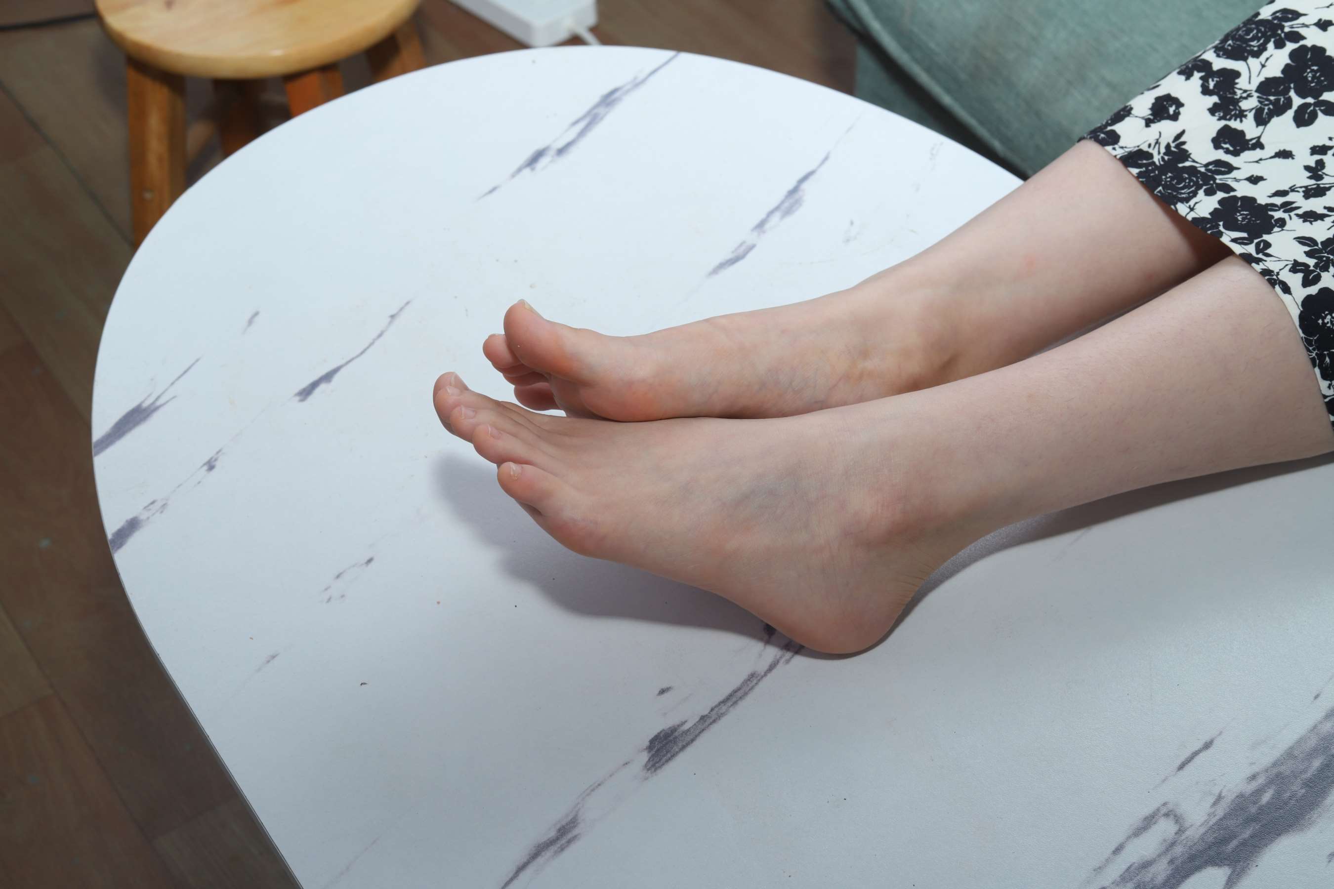 《颖怡的35码小脚丫一手就能完全握住了》作品图