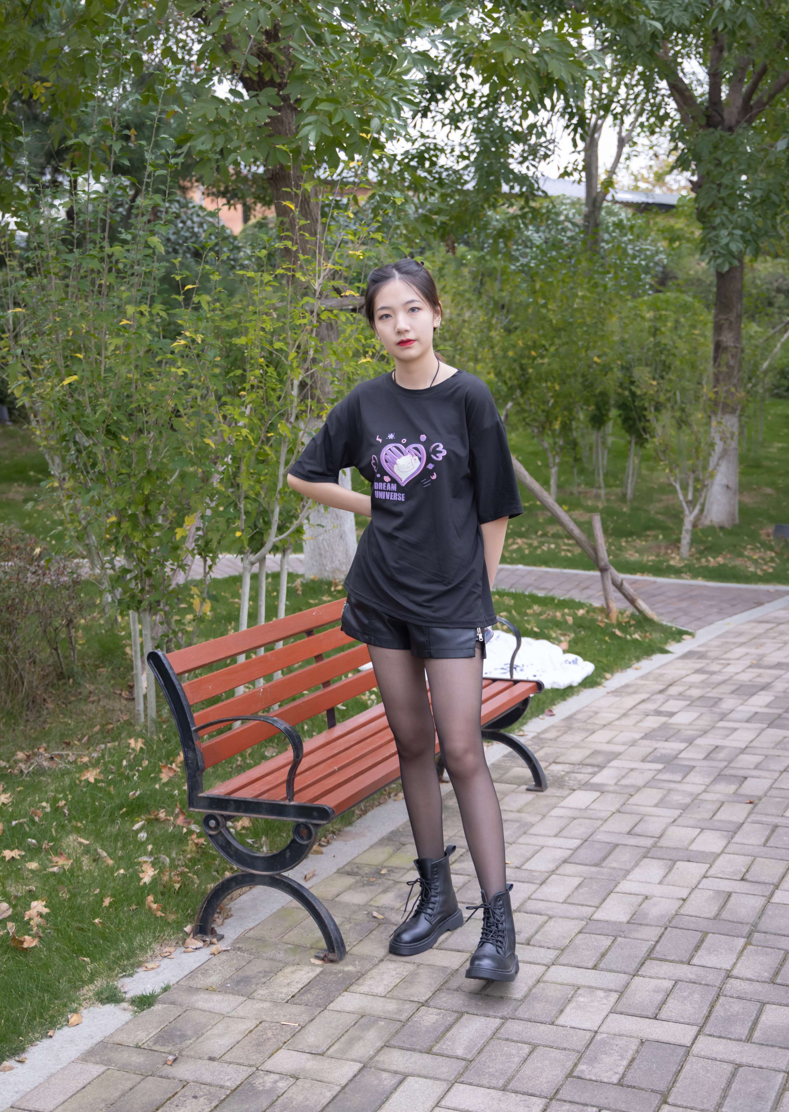 《小甜豆-马丁靴 黑丝》作品图