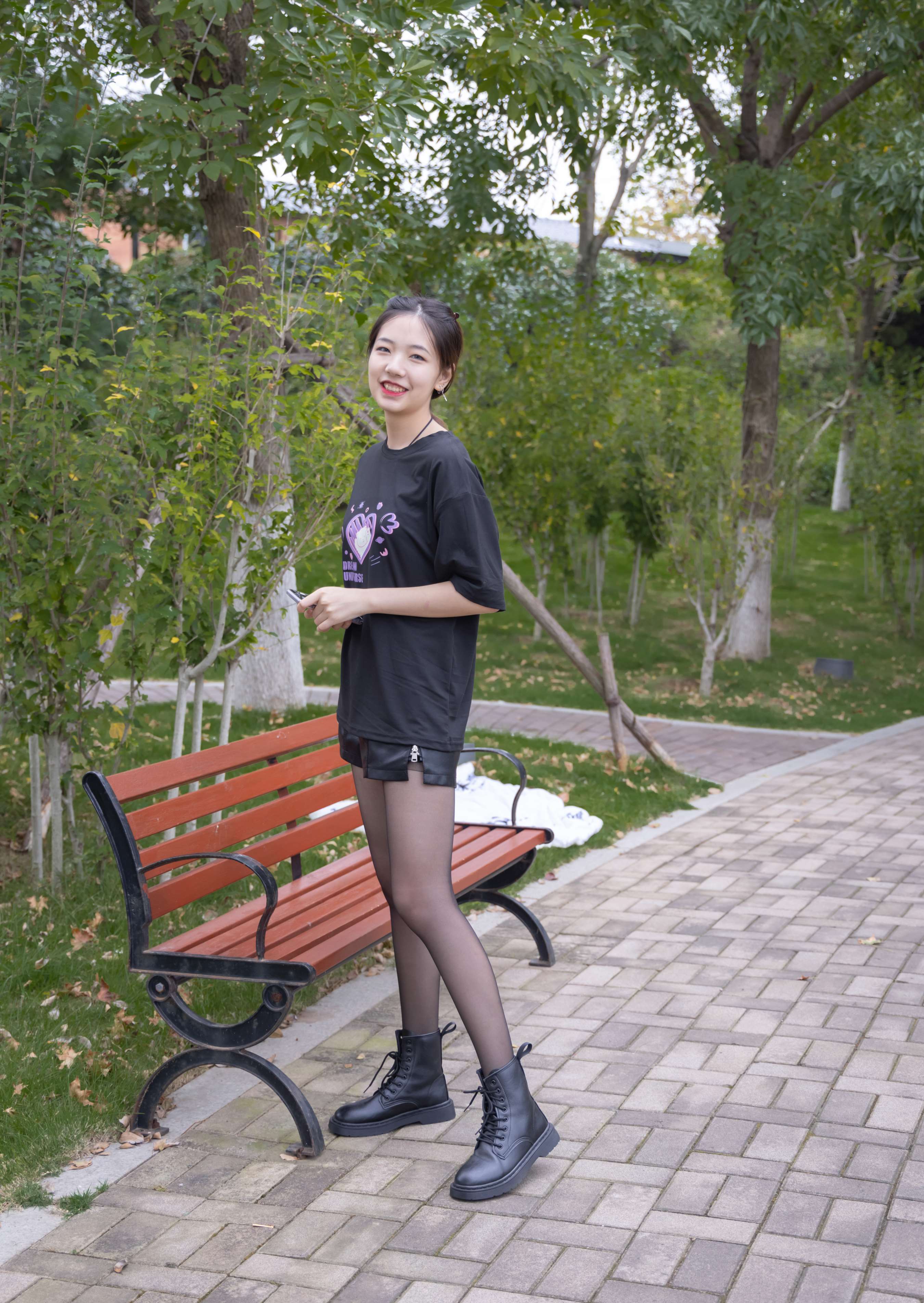 《小甜豆-马丁靴 黑丝》作品图