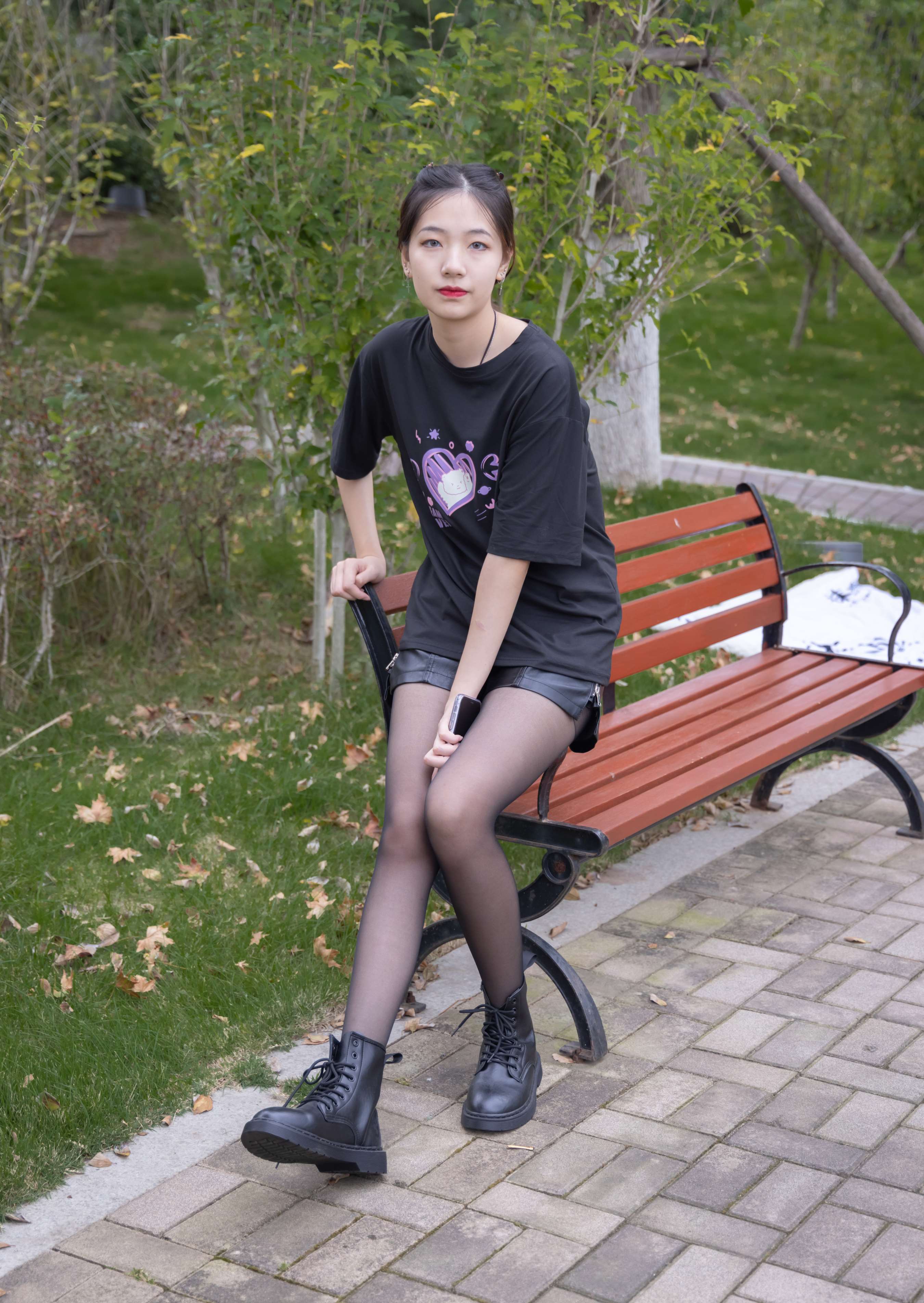 《小甜豆-马丁靴 黑丝》作品图