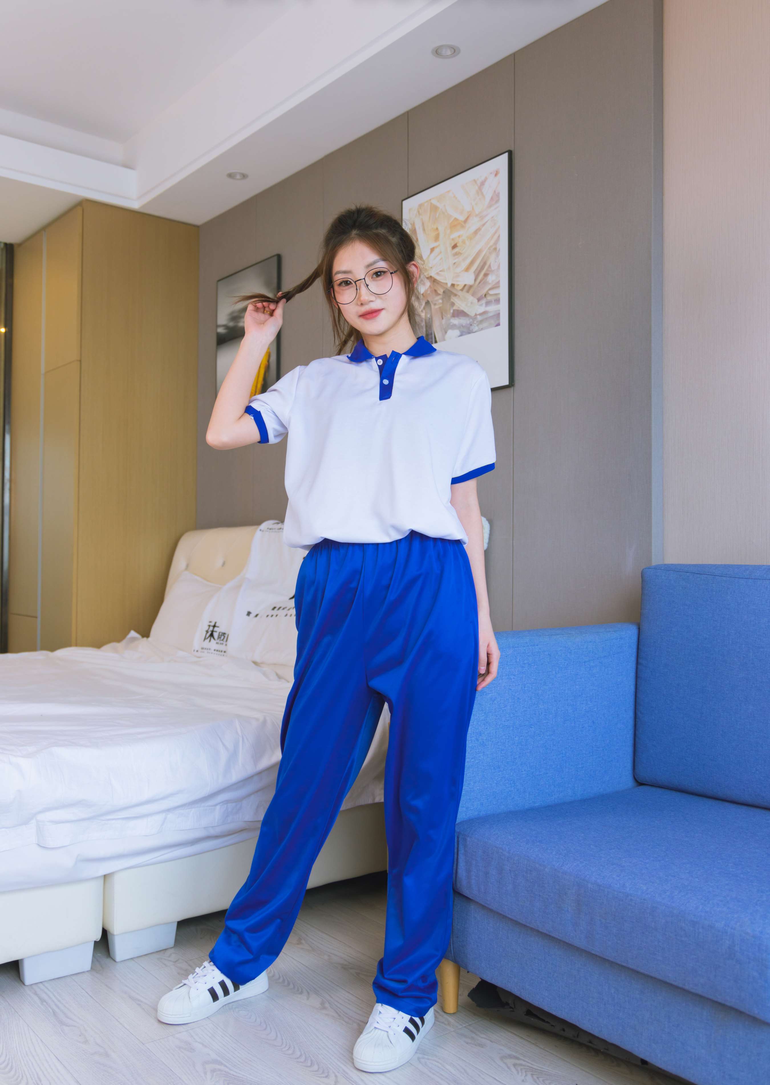 《小沫-贝壳头板鞋、白棉袜、肉丝、校服裤里丝》作品图