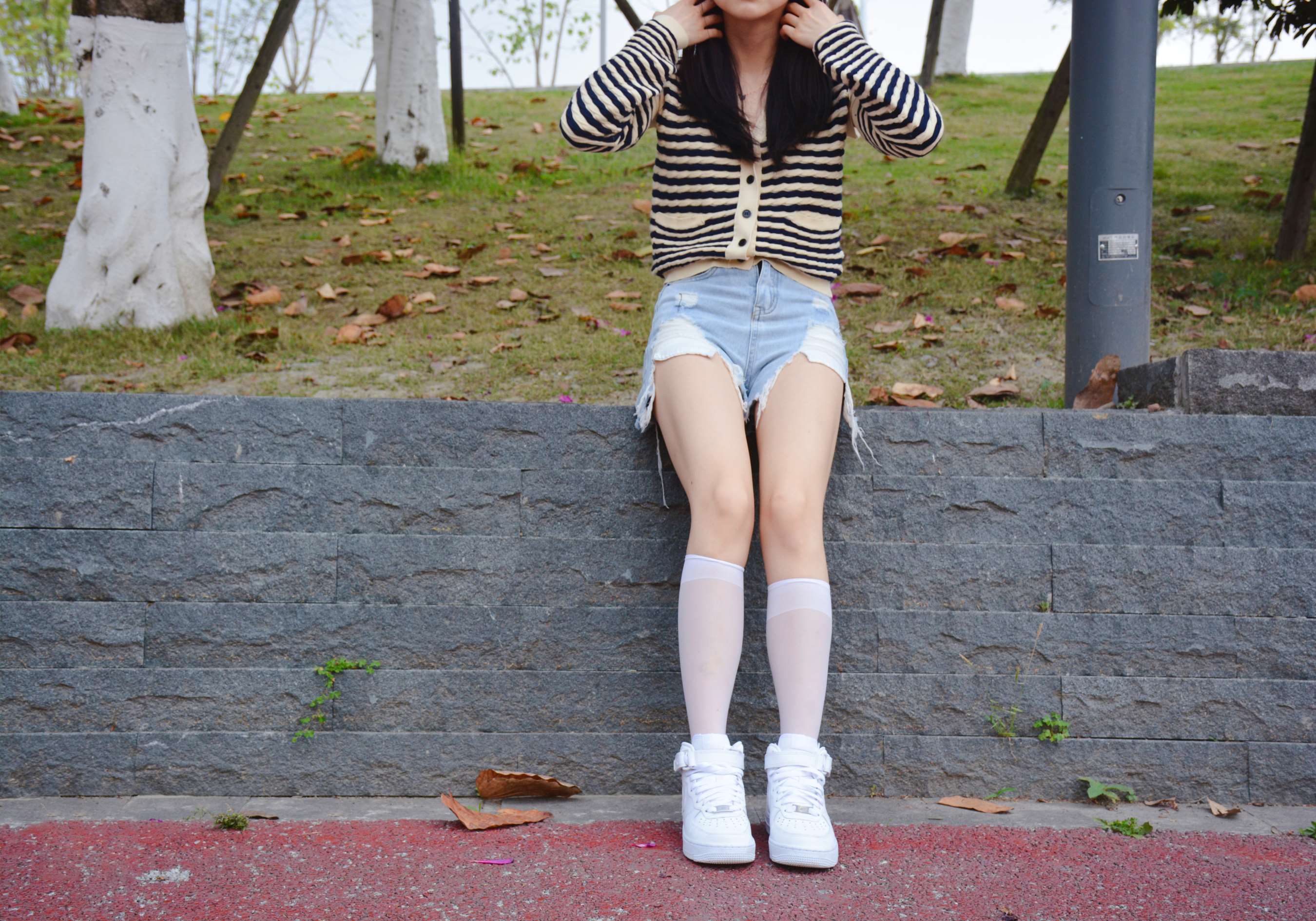 《夕阳下少女热裤の白丝脚丫》作品图