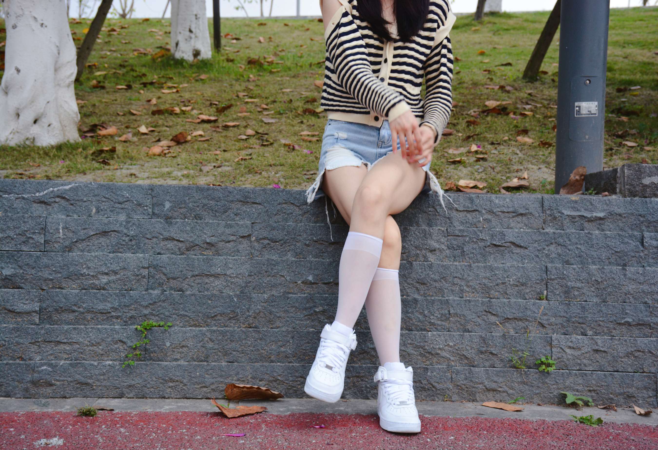 《夕阳下少女热裤の白丝脚丫》作品图