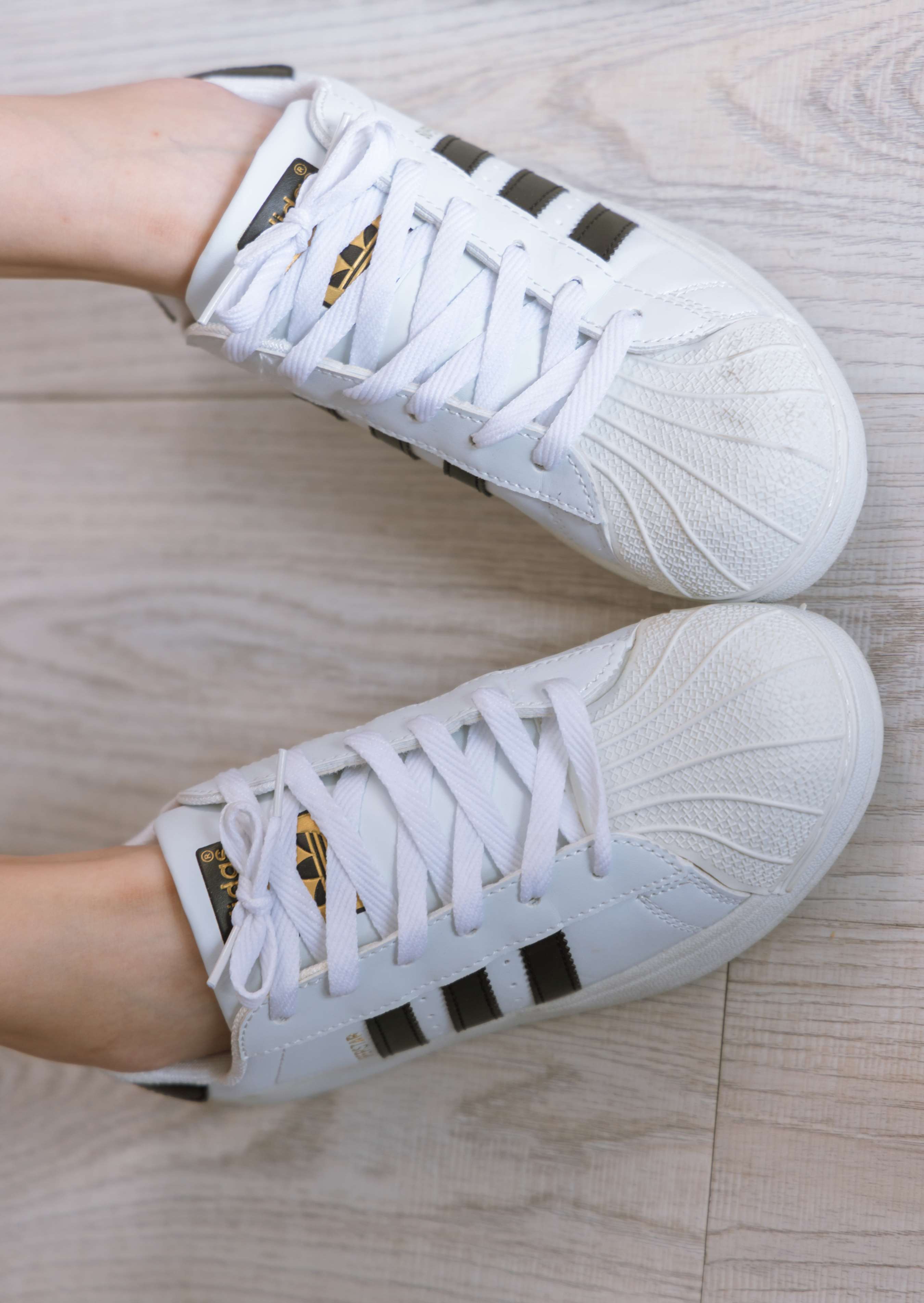 《小甜豆-贝壳头板鞋、白棉袜、裸足》作品图