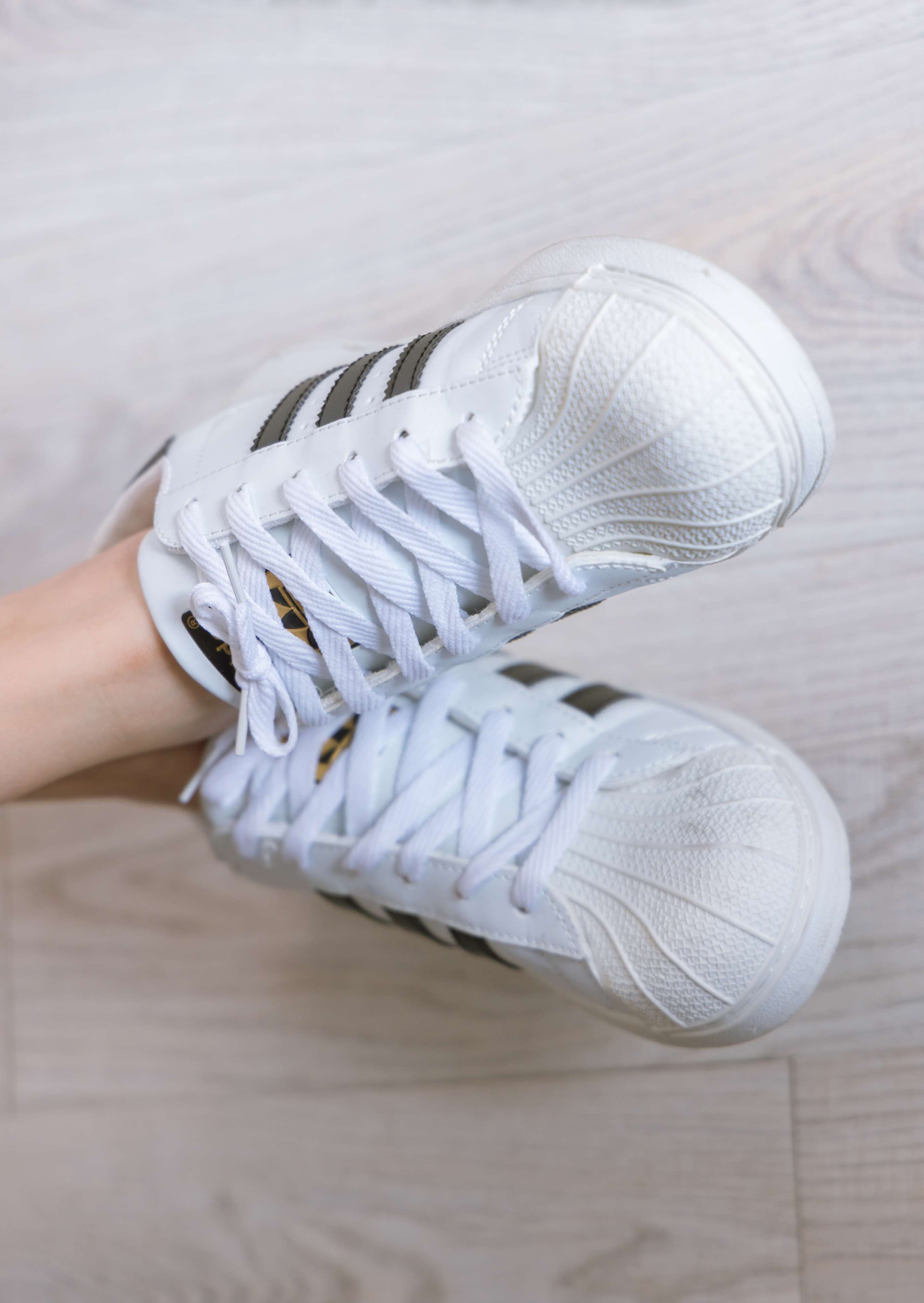 《小甜豆-贝壳头板鞋、白棉袜、裸足》作品图