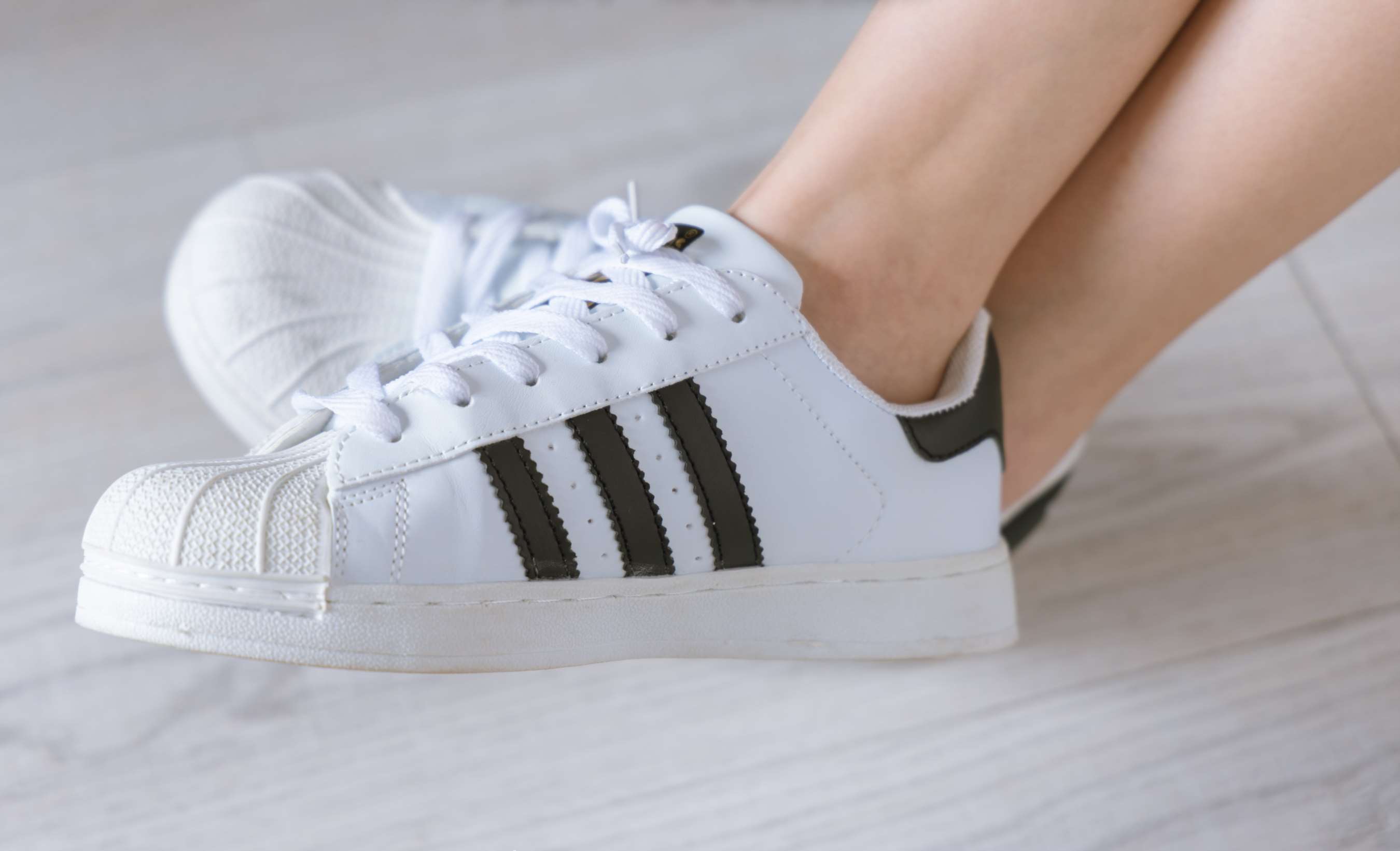 《小甜豆-贝壳头板鞋、白棉袜、裸足》作品图