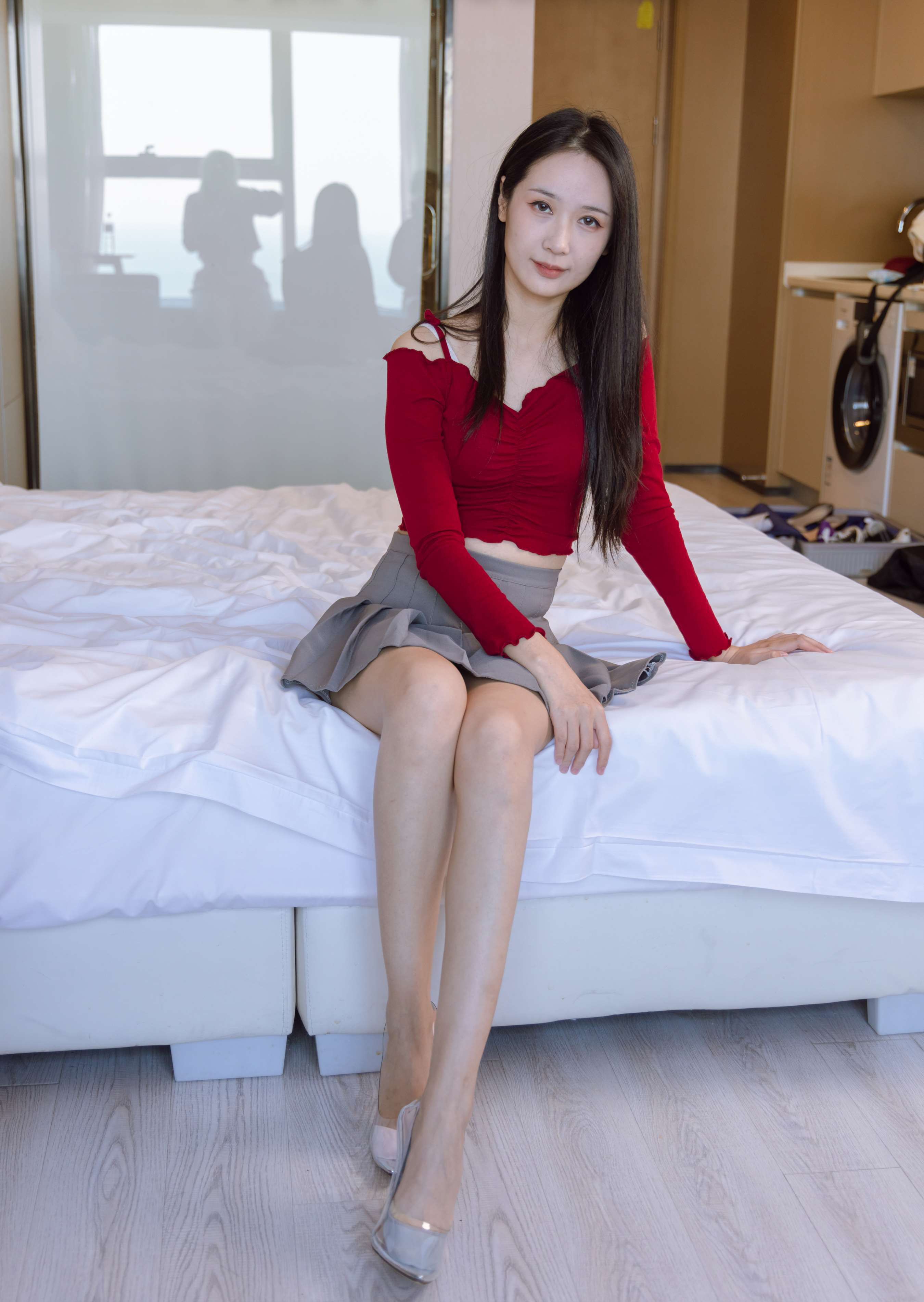 《小安-两双高跟鞋、两双船袜、裸足》作品图