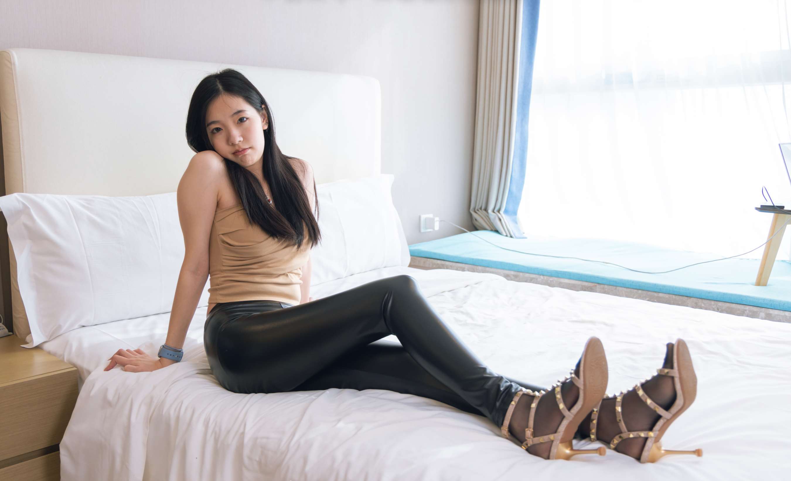 《小甜豆-高跟鞋、黑丝、皮裤裤里丝》作品图