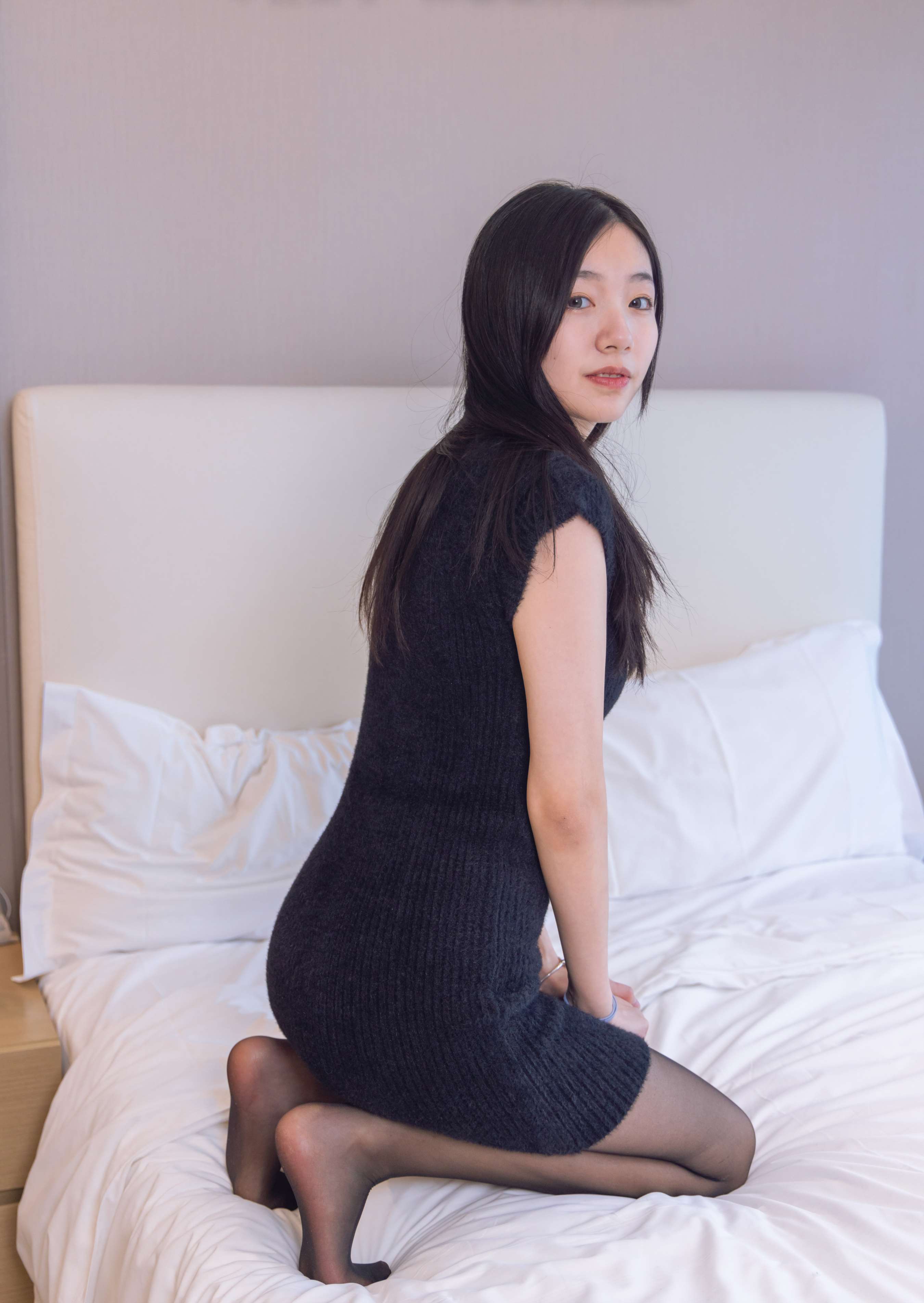 《小甜豆-高跟长靴、凉鞋、黑丝》作品图