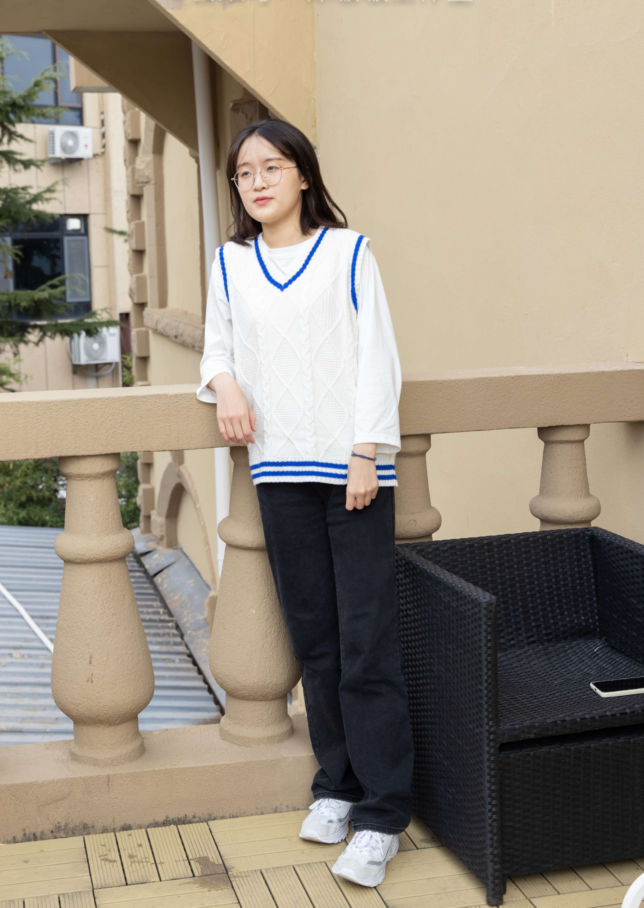 《熊熊-运动鞋、白棉袜、裸足》作品图