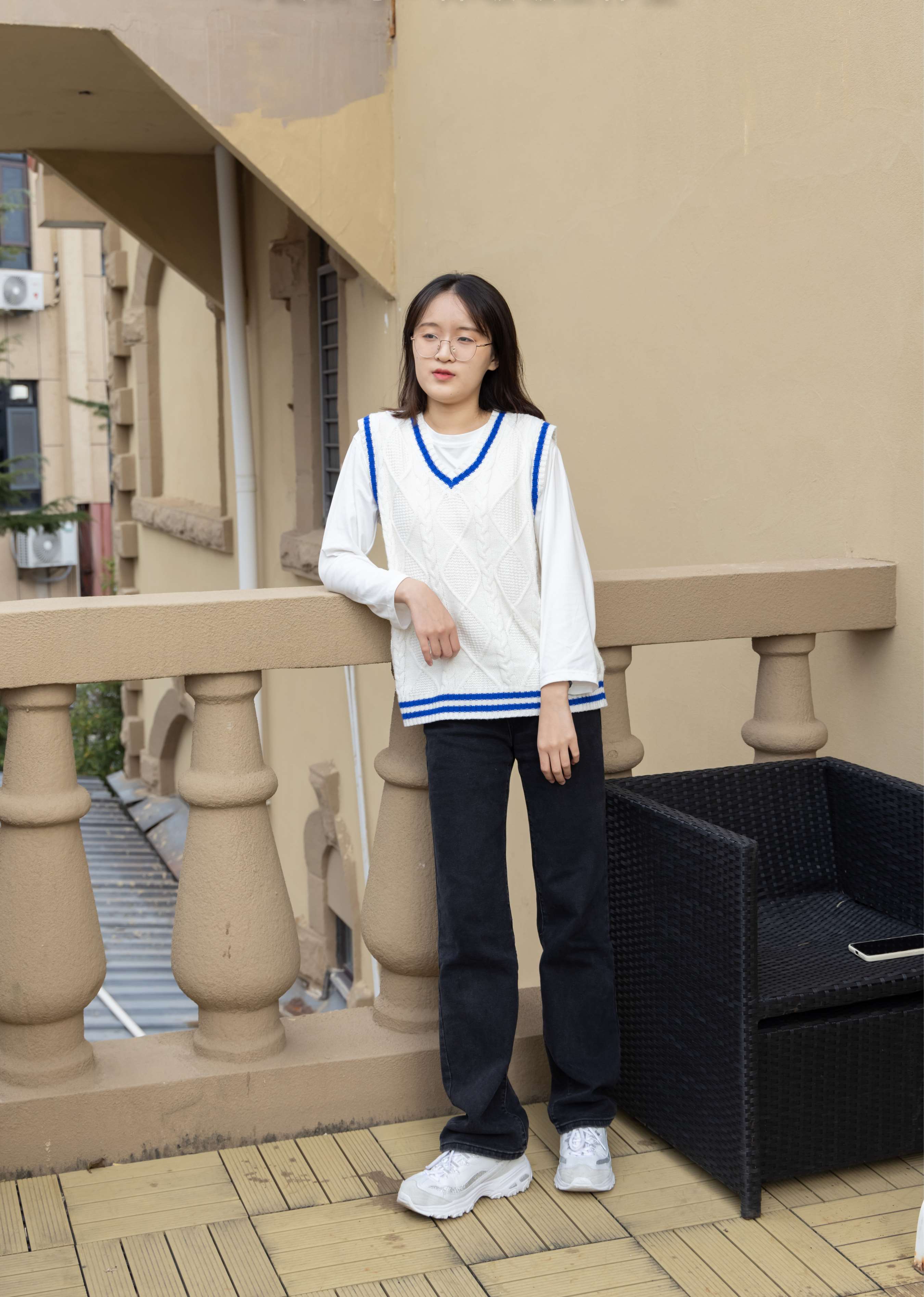 《熊熊-运动鞋、白棉袜、裸足》作品图