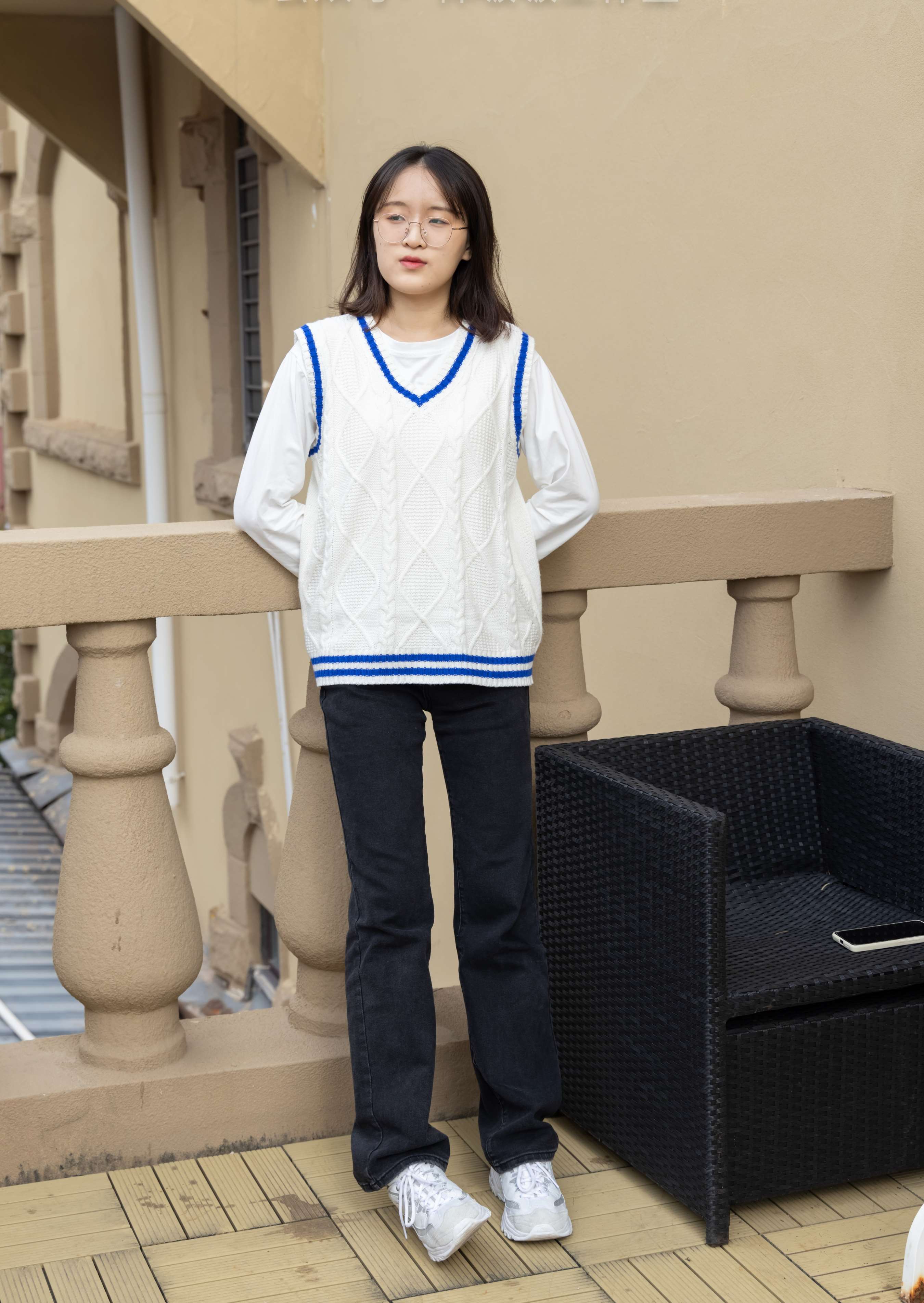 《熊熊-运动鞋、白棉袜、裸足》作品图