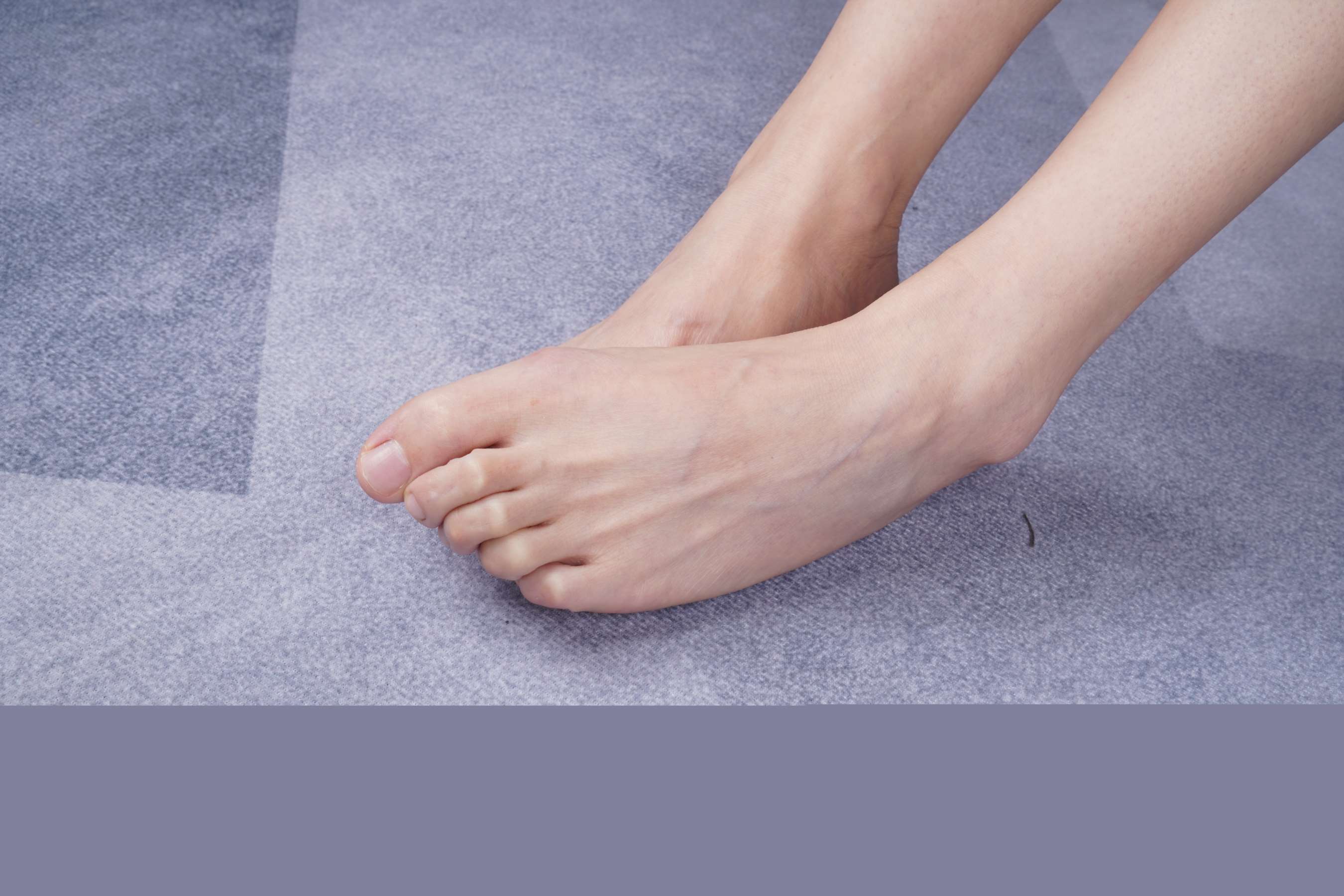 《嘉敏穿上旗袍展示37码修长美脚》作品图