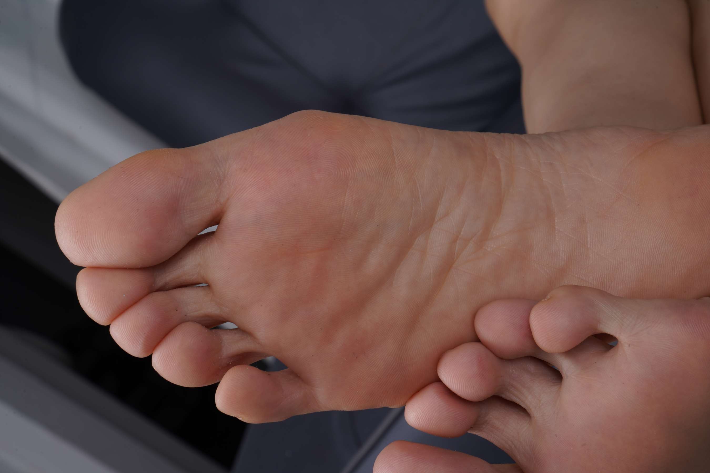 《嘉敏穿上旗袍展示37码修长美脚》作品图