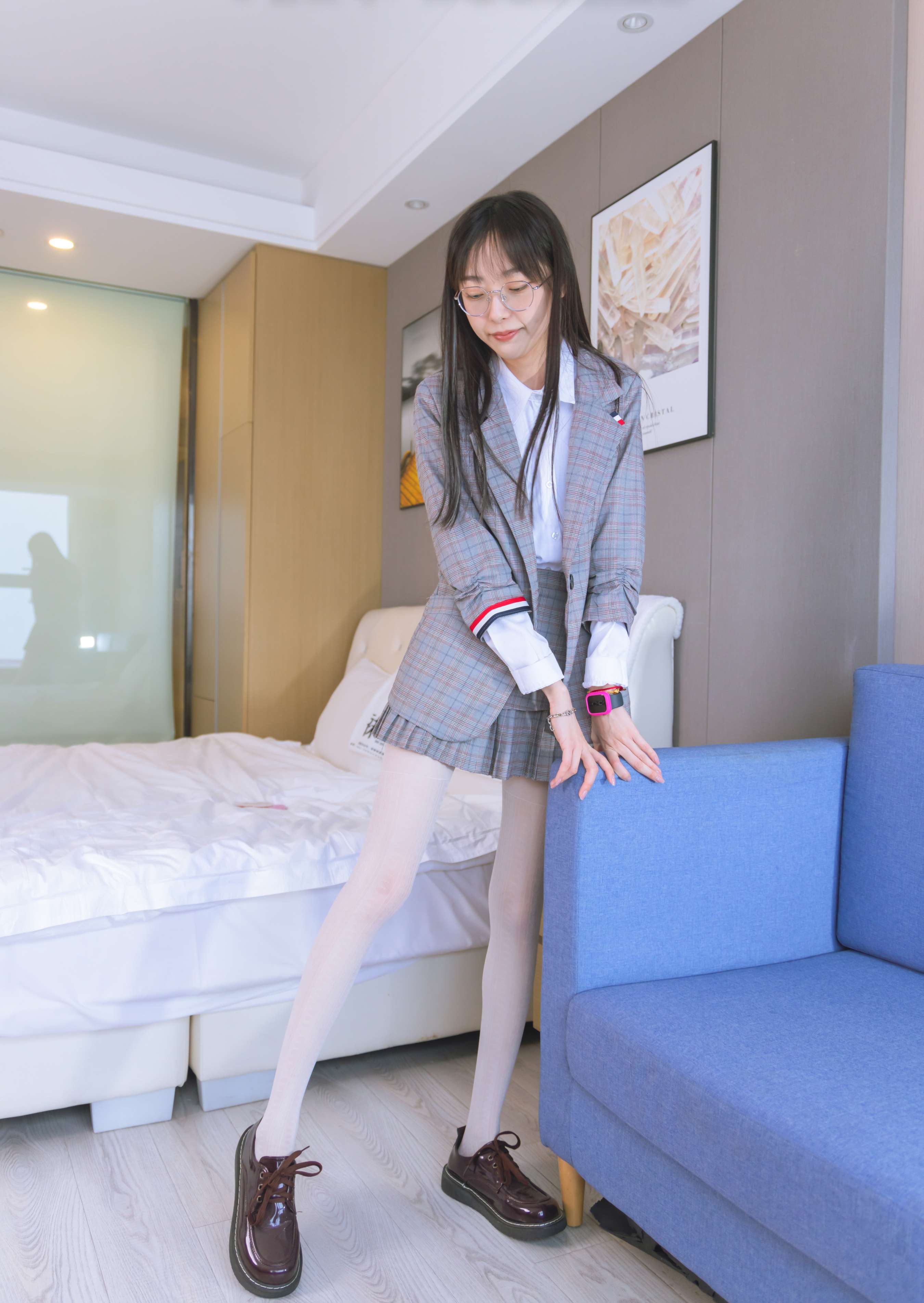 《稚予-皮鞋、白色蕾丝丝袜、ol风》作品图