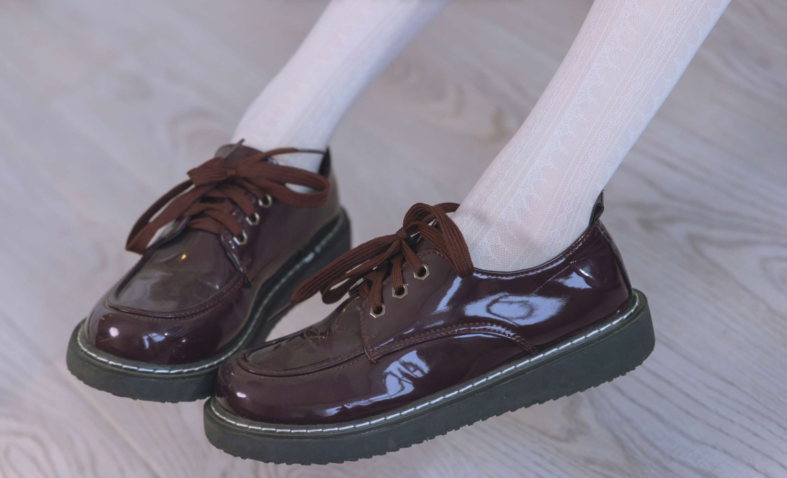 《稚予-皮鞋、白色蕾丝丝袜、ol风》作品图